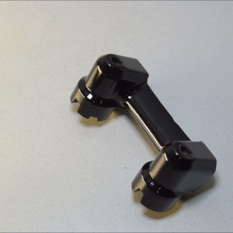 Skyteam Manki ohjaustangon kiinnike musta Skyteam Manki ohjaustangon kiinnike musta