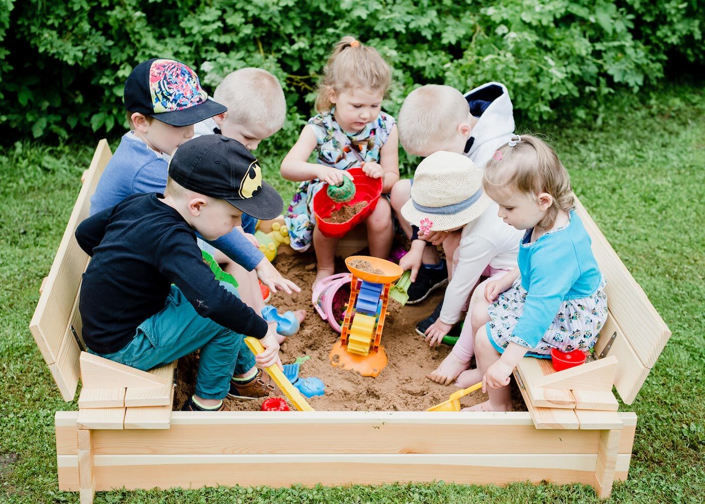 Hiekkalaatikko kannella ja istuimilla 140x140 cm Hiekkalaatikko kannella ja istuimilla 140x140 cm