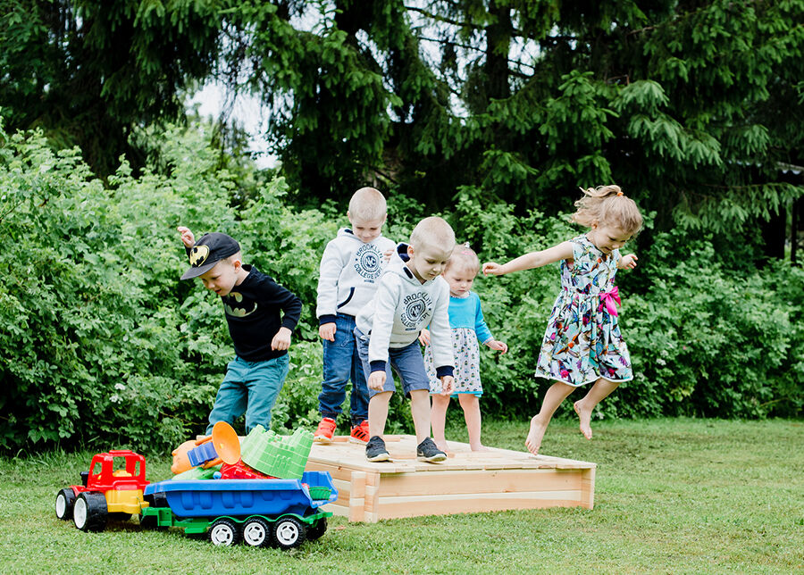 Hiekkalaatikko kannella ja istuimilla 120x120 cm Hiekkalaatikko kannella ja istuimilla 120x120 cm