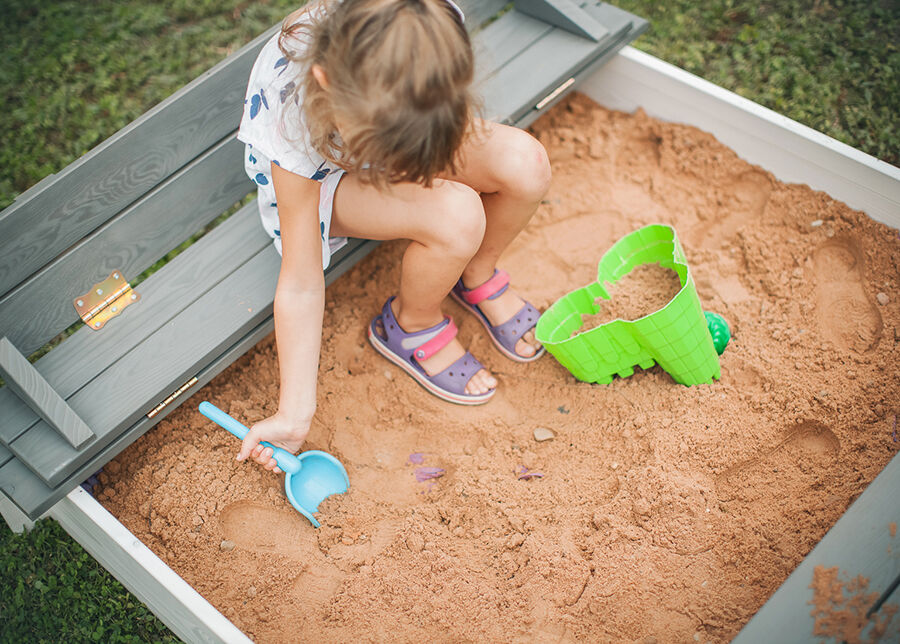 Hiekkalaatikko kannella ja istuimilla 120x120 cm Hiekkalaatikko kannella ja istuimilla 120x120 cm