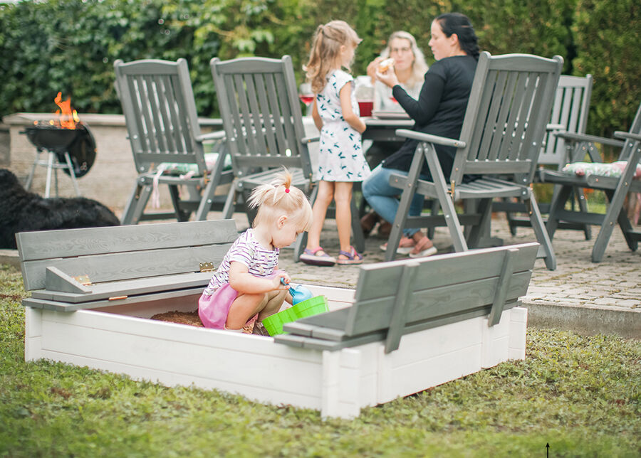 Hiekkalaatikko kannella ja istuimilla 140x140 cm Hiekkalaatikko kannella ja istuimilla 140x140 cm