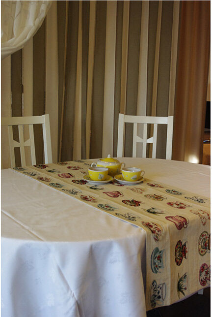 Gobeliinikankainen pöytäliina Kupit 48x140 cm Gobeliinikankainen pöytäliina Kupit 48x140 cm