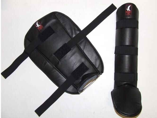 Jalkasuojat FALCO kolmella kuminauhakiinnityksellä Jalkasuojat FALCO kolmella kuminauhakiinnityksellä