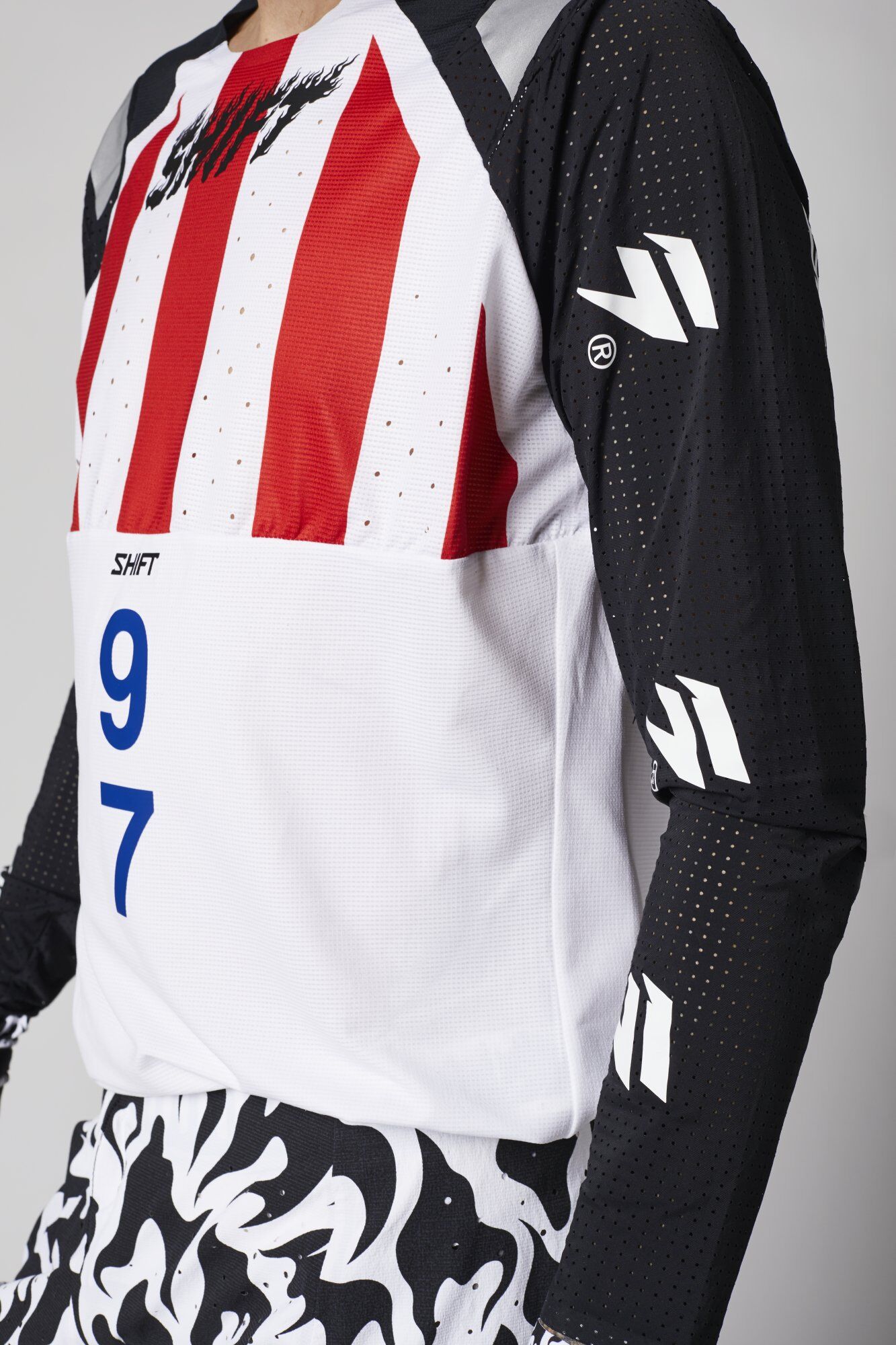 Shift Crossipaita Shift 3LUE Label Flame Valko-Musta Shift Crossipaita Shift 3LUE Label Flame Valko-Musta