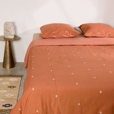 Maisons du Monde Parure de lit en coton tissé terracotta et broderies écrues, 260x240 cm Blanc 260x240cm - Publicité Maisons du Monde Parure de lit en coton tissé terracotta et broderies écrues, 260x240 cm Blanc 260x240cm - Publicité