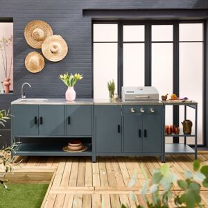 Les + produit : 3 brûleursEvier et plan de travailEspaces de rangementCompatible avec les modules de la cuisine extérieure NaxosAvec son style indémodable, ce barbecue à gaz combine à la perfection élégance et fonctionnalité. Pensé pour les repas en plein air, il permet de régaler de 6 à 9 convives grâce à sa grande surface de cuisson. Ses 3 brûleurs en acier inoxydable assurent une chaleur homogène, tandis que le thermomètre intégré vous garantit une cuisson toujours maîtrisée. Pratique et bien pensé, il est équipé de 3 portes et de 2 espaces de rangement, idéal pour garder à portée de main vos ustensiles, condiments et la bonbonne de gaz lorsqu'elle n’est pas utilisée. Ce barbecue est complété par 2 modules qui vous permettent de créer votre cuisine extérieure sur-mesure. Cet ensemble comprend un module équipé d'un évier en acier inoxydable et d'un large plan de travail, et un 2ème module doté de 2 étagères permettant de ranger facilement vos ustensiles et condiments. Ce module peut se placer dans l'angle pour optimiser l'espace. Compatible avec les modules de la même gamme, cette cuisine s’intègre parfaitement dans votre aménagement extérieur pour une configuration sur mesure adaptée à vos besoins. Information complémentaire : Compatible avec les modules de la gamme Naxos : OK9003KA ; OK9003KB ; OK9003KC ; OK9003KD ; OK9003KELa garantie légale de conformité est exclue en cas de décoloration ou corrosion prématurée suite à une utilisation proche du littoral (dans un rayon de 20km) ou dans une zone à risque caniculaire élevé. Dimensions et caractéristiques : Général Type d'énergie GazCouleur Noir / Vert / Beige / Bleu grisForme RectangulaireNombre de couverts 6 à 9Garantie 2 ansRAL : 9005 / P5743C / Pantone 13-0000TCX / Pantone 18-4510TPG Matières Matière Acier inoxydableMatière de la grille de cuisson Acier chroméMatière couvercle Acier inoxydableMatière de la poignée Acier inoxydable (20x7cm)Matière brûleurs principaux Acier inoxydableCommutateurs de contrôle Plastique chromés Informations techniques Gaz Allumage Piézo électriquePuissance totale 7500 WPuissance par brûleur 2, 5kW*3 (545 g/h) Type de gaz Butane ou propane (bouteille de 6 ou 13 KG - propane recommandé)Flexible gaz fourni Non Description surface de cuisson Dimensions bbq ouvert L100xP58, 5xH138, 5cmDimensions bbq fermé L100xP51xH87, 5cmDimension surface de. Le produit contenant plusieurs colis, ils sont susceptibles d'être livrés en plusieurs fois. image