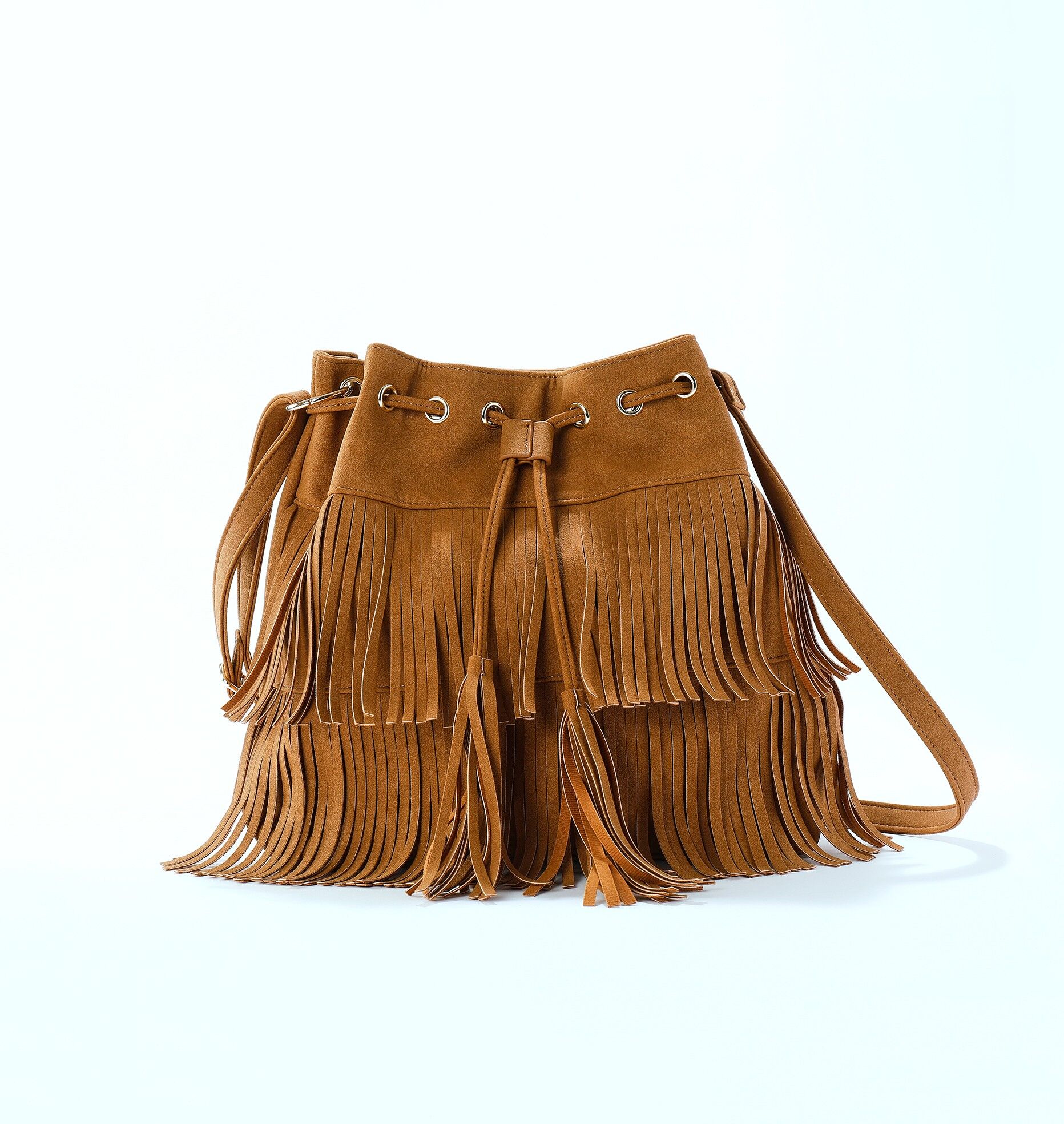 Sac forme seau à franges - BlancheporteCe sac à franges nous ferait presque revivre les années 70, entre sentiment de liberté et d'évasion... Chic, tendance et rock, cet accessoire de mode à la forme 100% mode et pratique vous séduira à coup sûr et vous s