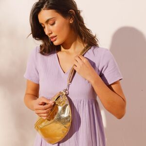 Sac banane irisé - BlancheporteComposez-vous un petit look festif avec ce sac banane irisé, à la teinte dorée. Très pratique avec sa pochette zippée à l’intérieur et sa bandoulière amovible qui permet de l’utiliser à la main en pochette. La finition color - Publicité