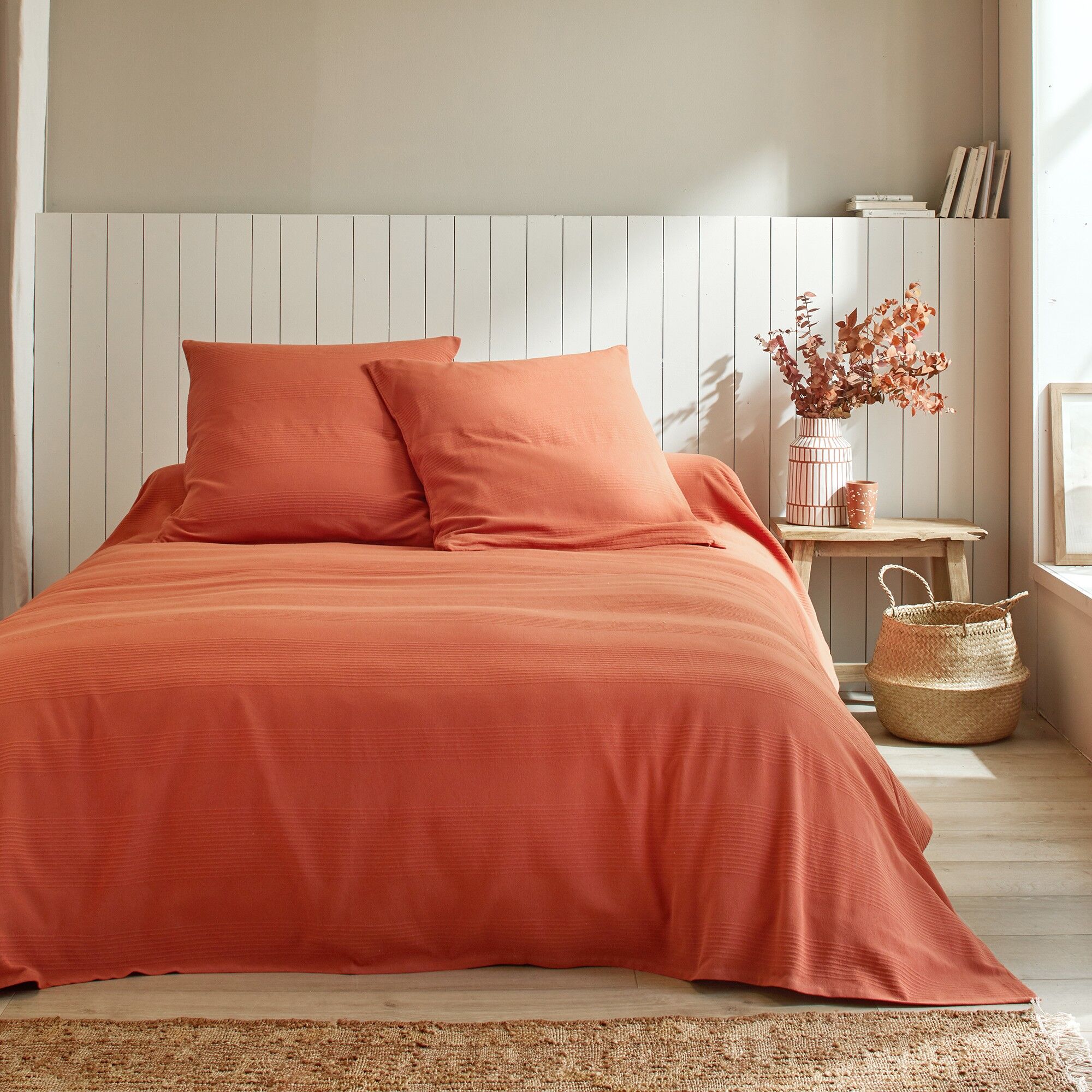 Jeté de lit uni tissé coton - BlancheporteUne jolie gamme en tissu reliéfé aux coloris frais et tendances, à assortir ou à mixer comme vous aimez.Taie : 65x65cmOrange