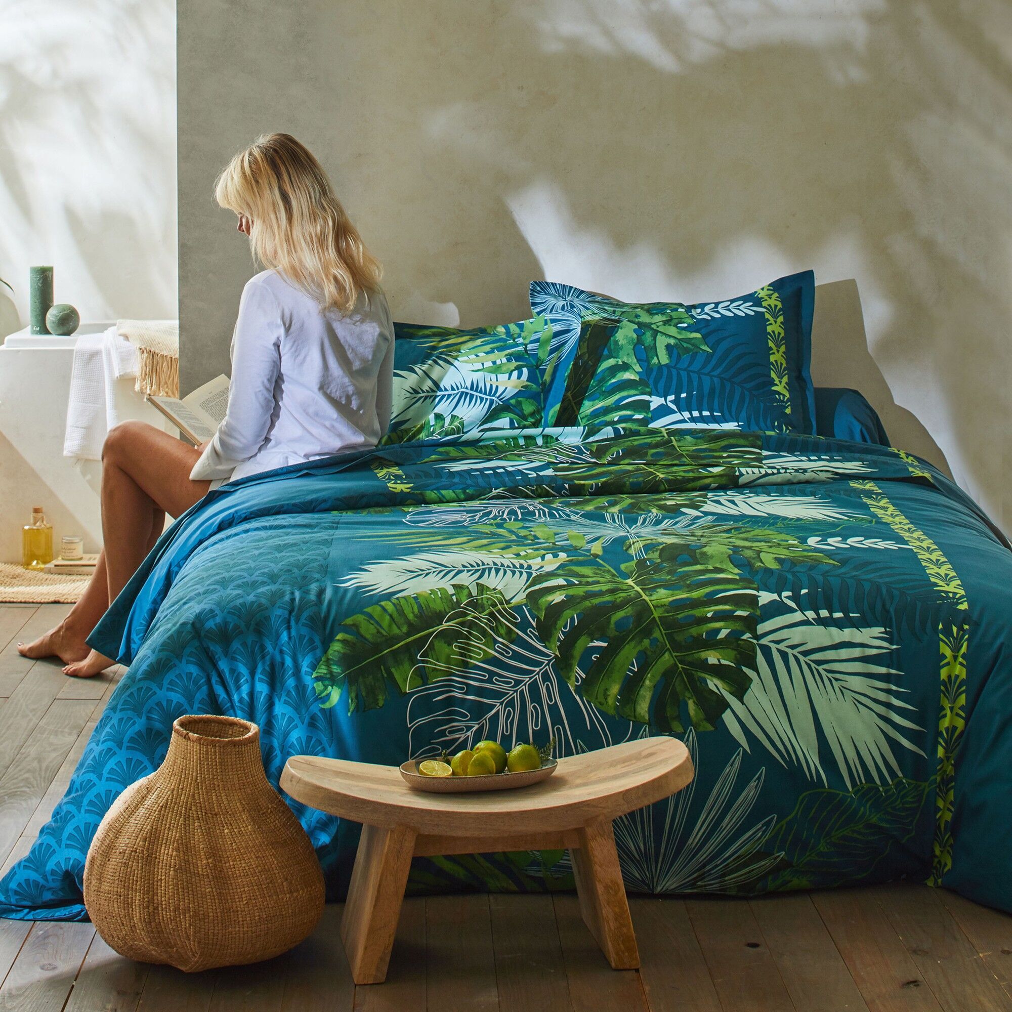 Linge de lit Cayenne en coton imprimé feuilles de palmiers - Taie D'oreiller Volant Plat : 65x65cm - Vert - ColombineEvasion tropicale à l'horizon : se plonger dans la tendance jungle pour créer une bulle de nature autour de soi... Réalisez vos envies déc