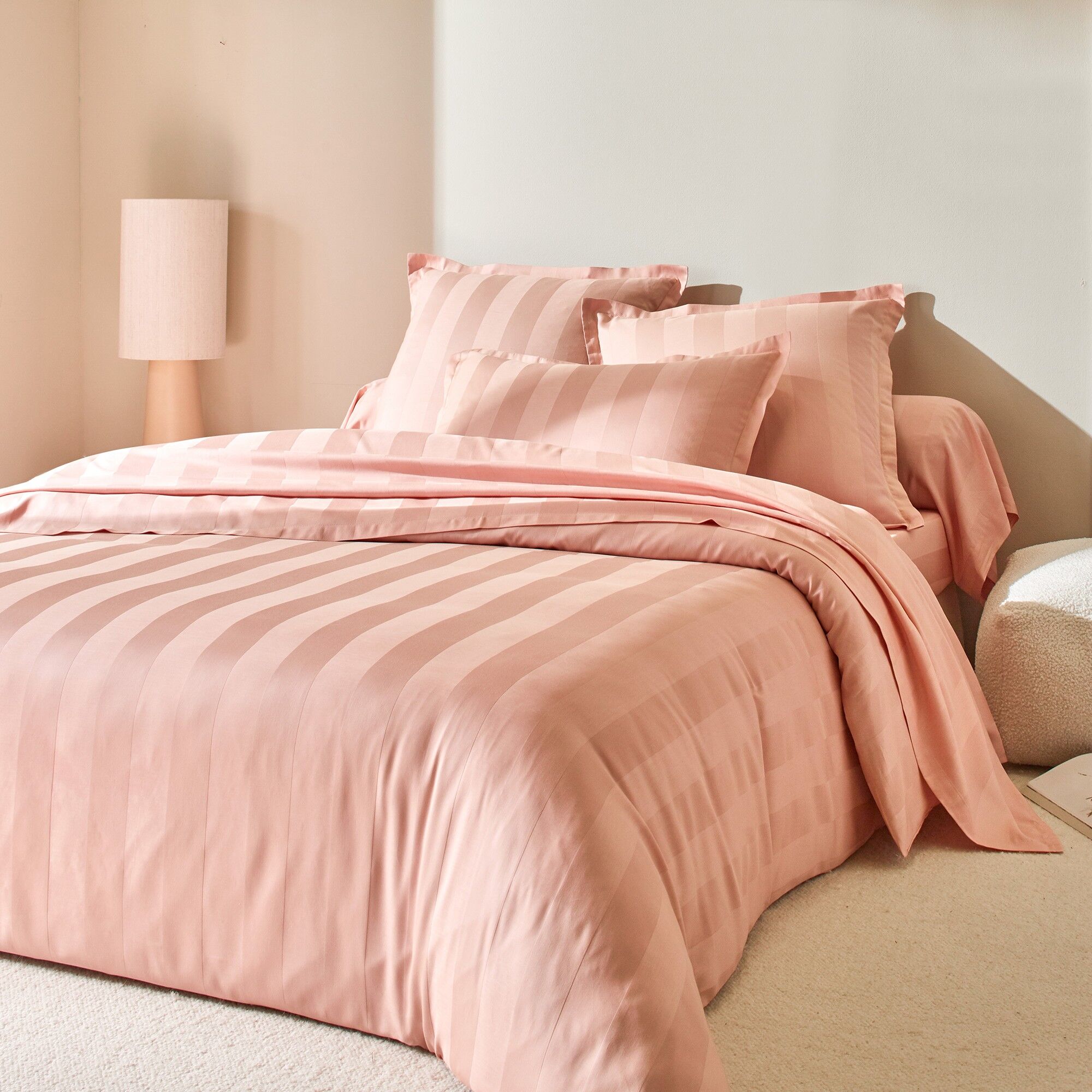 Linge de lit satin rayé - Taie D'oreiller Volant Plat : 50x70cm - Rose - ColombineOffrez-vous des nuits d'exception en vous glissant dans ce linge de lit en satin rayé à l'aspect lumineux et au toucher ultra soyeux. Doux, confortable, chaleureux et subtil