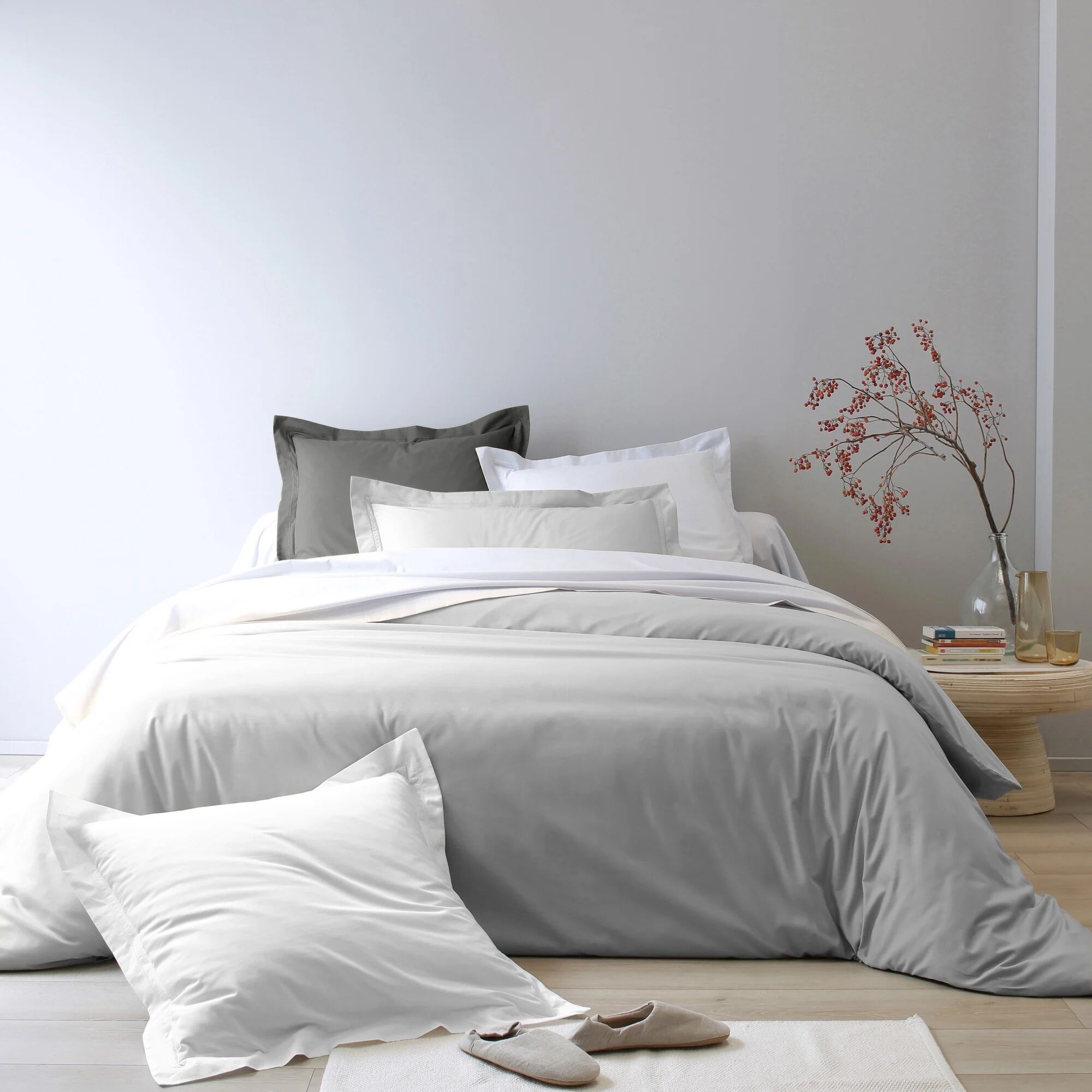 Linge de lit uni percale - Taie D'oreiller Volant Froncé : 50x70cm - Gris - ColombineTissée à partir d?un coton de très grande qualité, cette percale très serrée associe la beauté, la douceur et l?ultra résistance... pour un linge de lit Colombine® d'une 