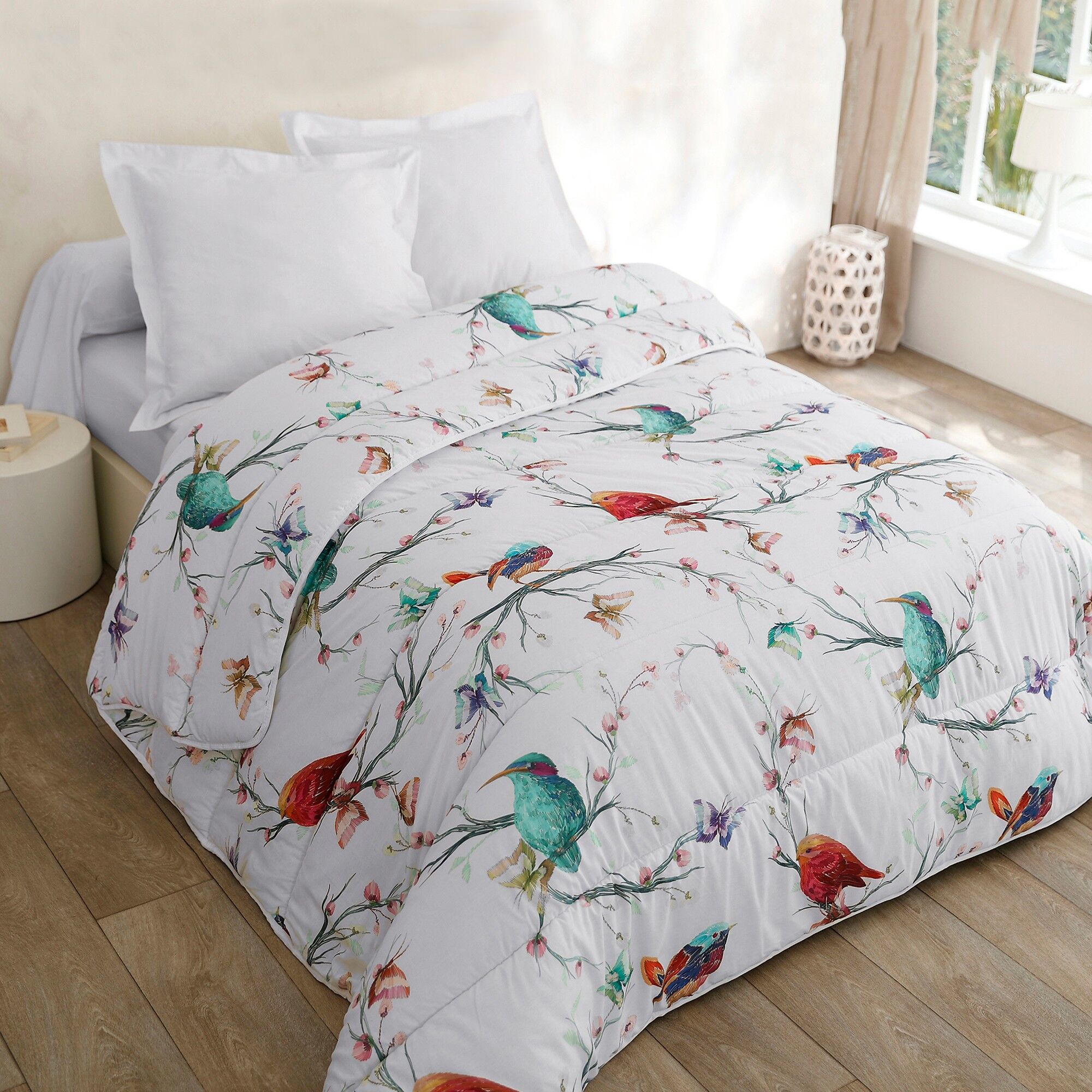 Couette coton imprimée Oiseaux 200 g/m2 - BlancheportePoétique, colorée et décorative, la couette Oiseaux en coton imprimé laisse entrer la nature dans la chambre. Pratique, elle peut s'utiliser sans housse.Couette 1-2 pers : 200x200cmBlanc