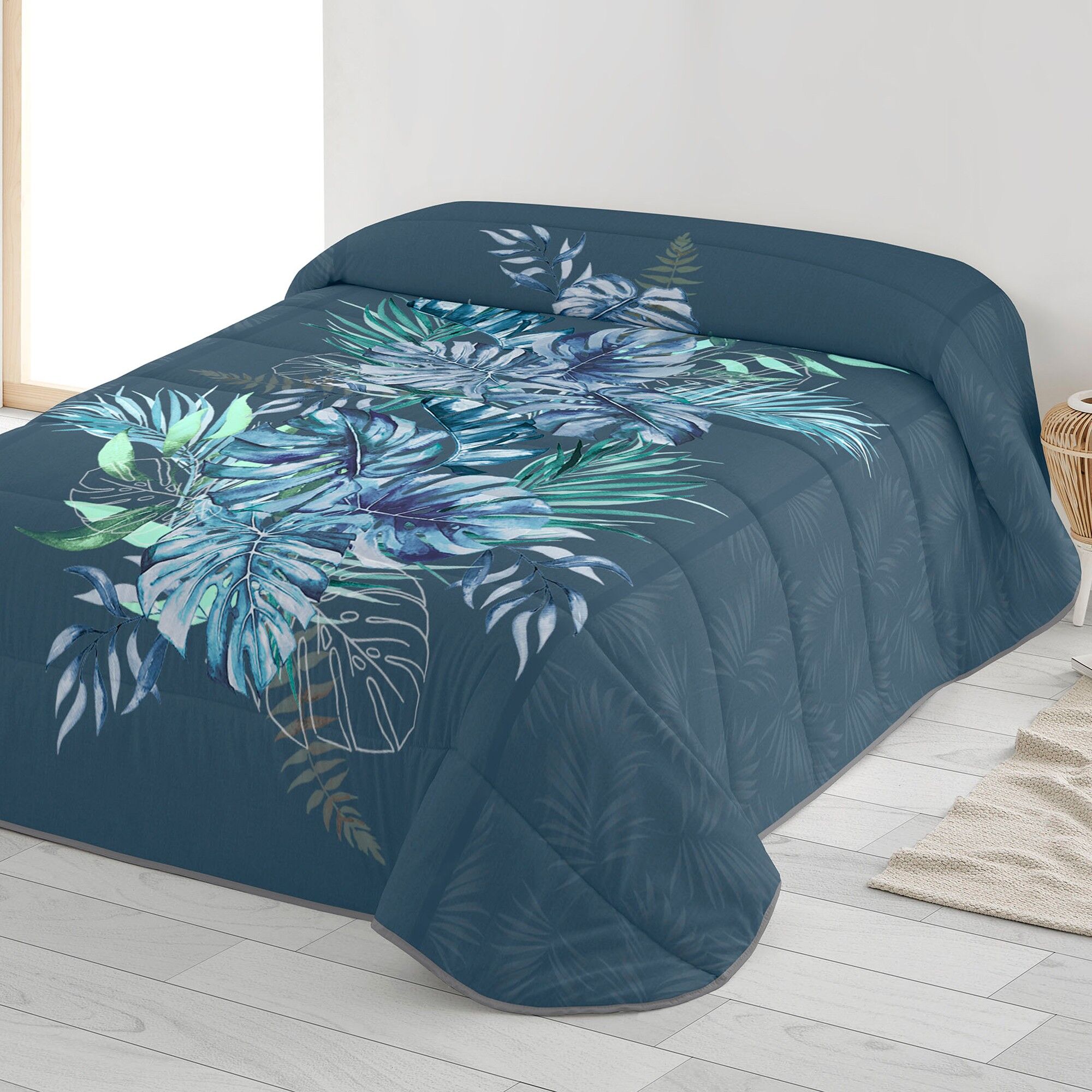 Couette microfibre imprimée Savana 200g/m2 - BlancheporteGrâce à son superbe motif végétal, cette couette apportera du chic et du caractère à votre déco. Réversible avec une face imprimée et une face unie, elle permet de changer d'ambiance en un instant. 