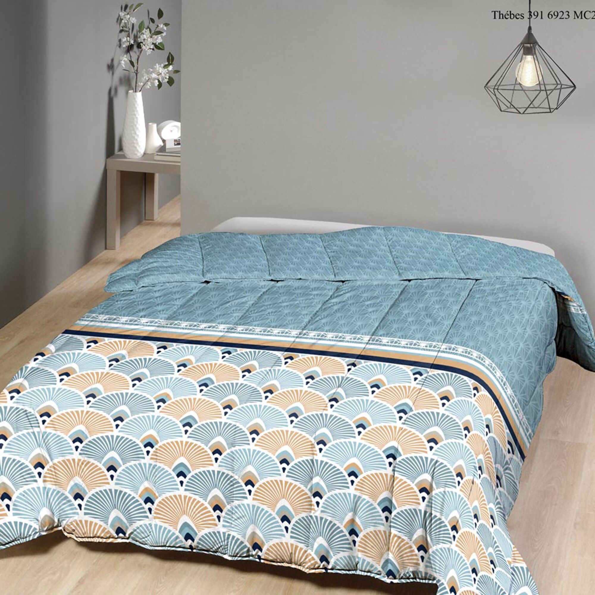 Couette microfibre imprimé art déco 350 g/m² - BlancheporteDonnez un coup de pep's à votre chambre ! Tonalités très tendance pour cette couette art déco à utiliser sans housse !Couette 2 personnesonnes : 220x240 cmBleu