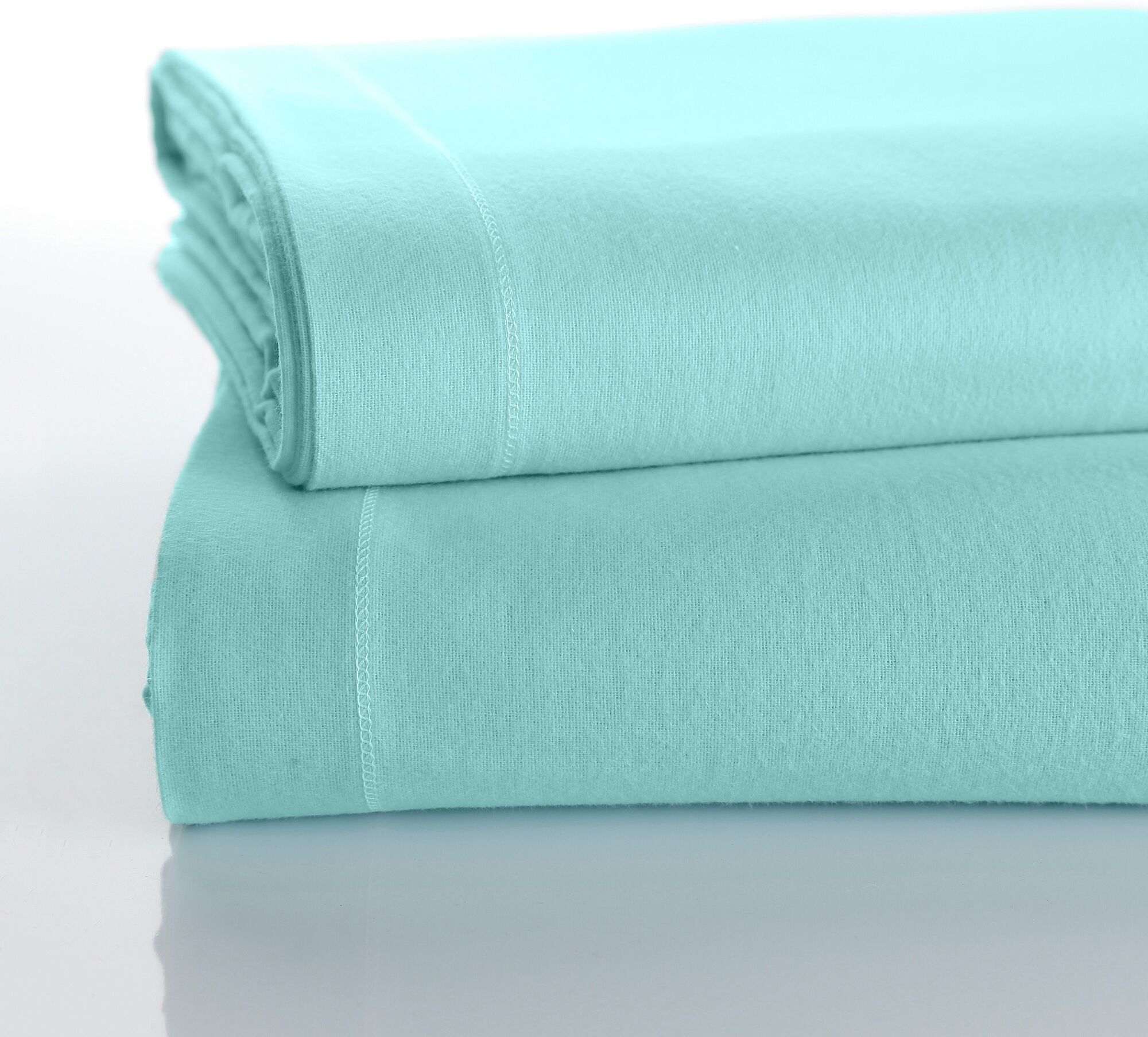 Tissu au mètre uni - coton - Métrage En 240cm - Turquoise - ColombineUne bonne idée pour réaliser soi même un objet ou donner du cachet à son intérieur en créant un univers assorti à son linge de lit : le métrage uni Colombine® en coton... Avis aux doigts