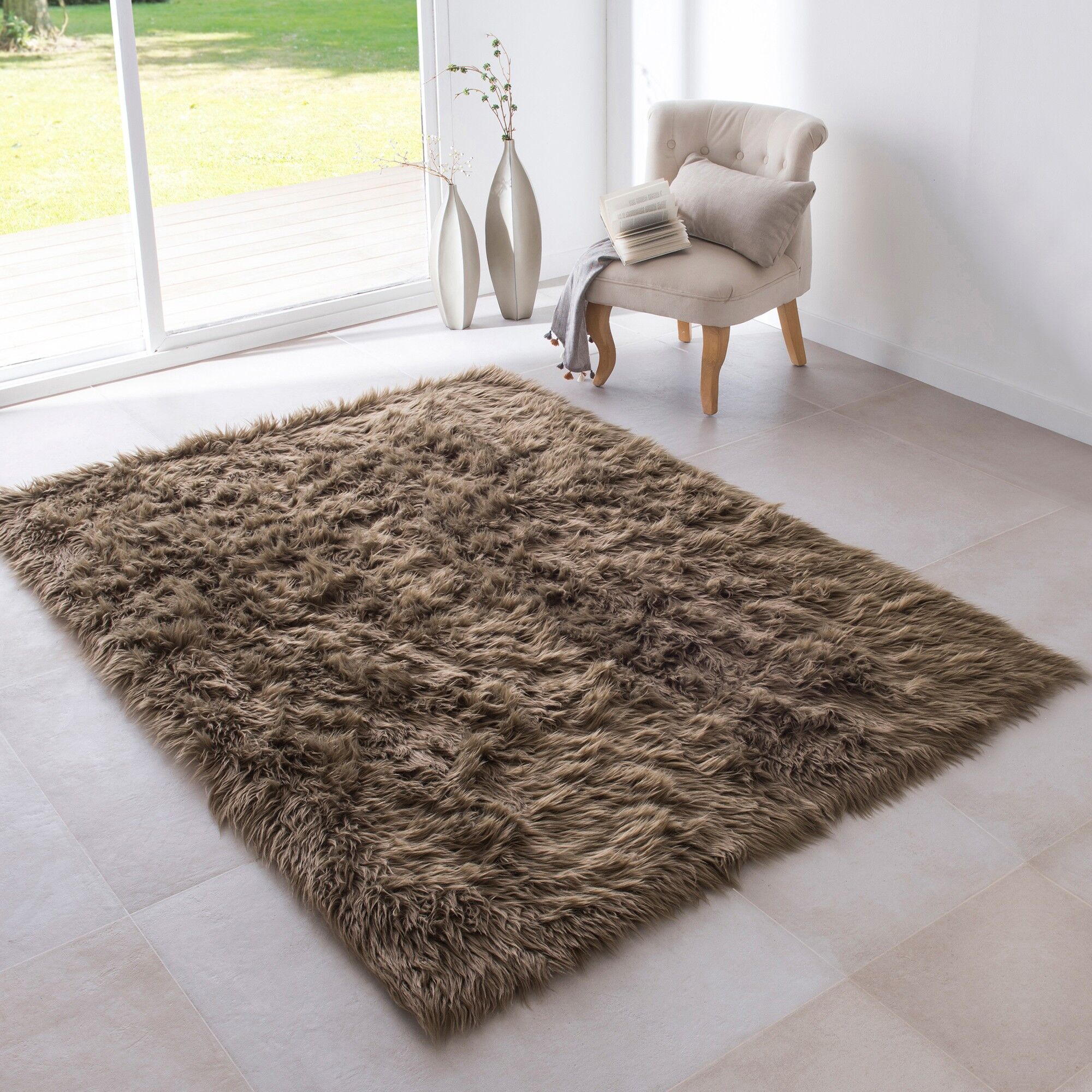 Tapis poils longs - BlancheporteHyper confortable, tendance et chaleureux, ce tapis à poils longs trouvera vite sa place dans votre intérieur. Séjour, chambre, couloir ou entrée ? A vous de choisir.Tapis : 50x80cmTaupe