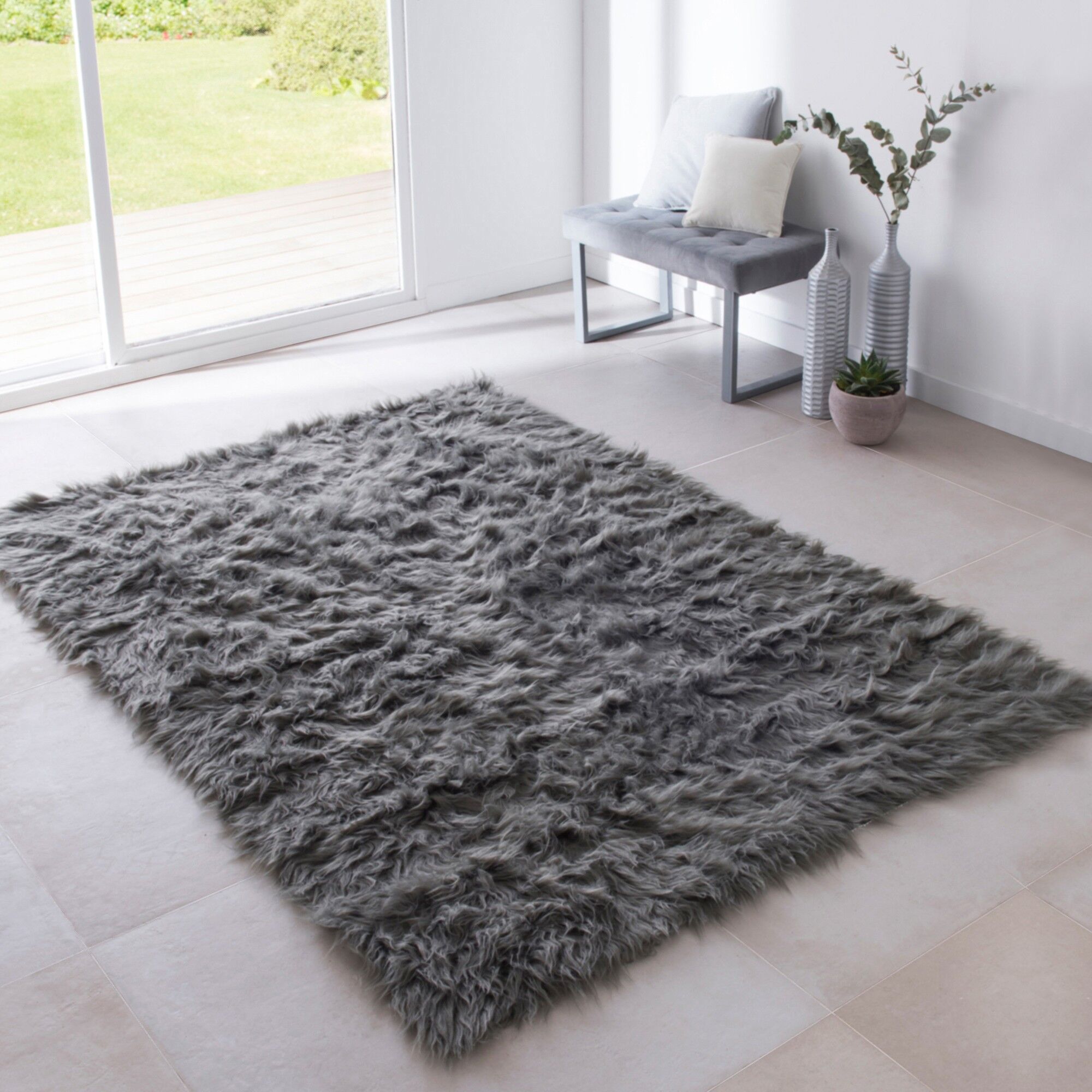 Tapis poils longs - BlancheporteHyper confortable, tendance et chaleureux, ce tapis à poils longs trouvera vite sa place dans votre intérieur. Séjour, chambre, couloir ou entrée ? A vous de choisir.Tapis : 50x80cmGris