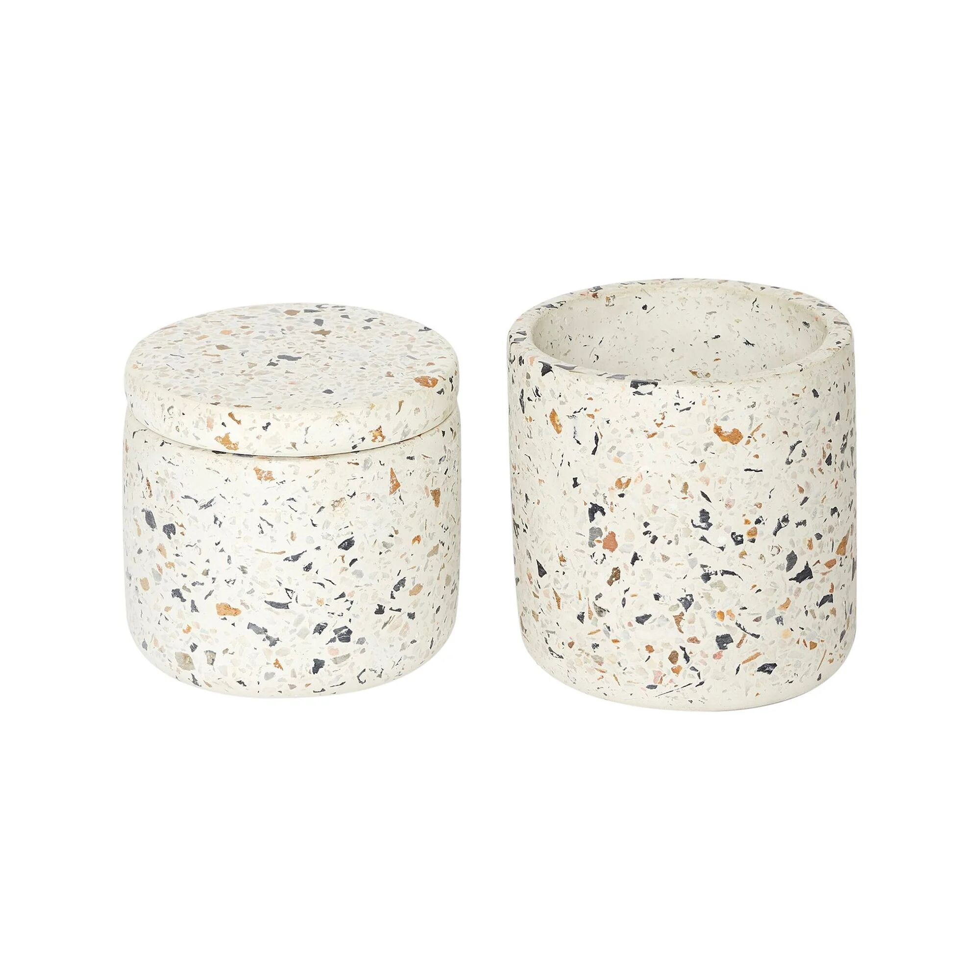 Lot de 2 pots en terrazzo - BlancheporteParce que le terrazzo est follement tendance cette saison, on craque pour ces 2 pots à l?aspect minéral et aux motifs irréguliers. Graphiques et colorés, un rien rétro, on utilisera un pot en vase, l?autre en vide-p