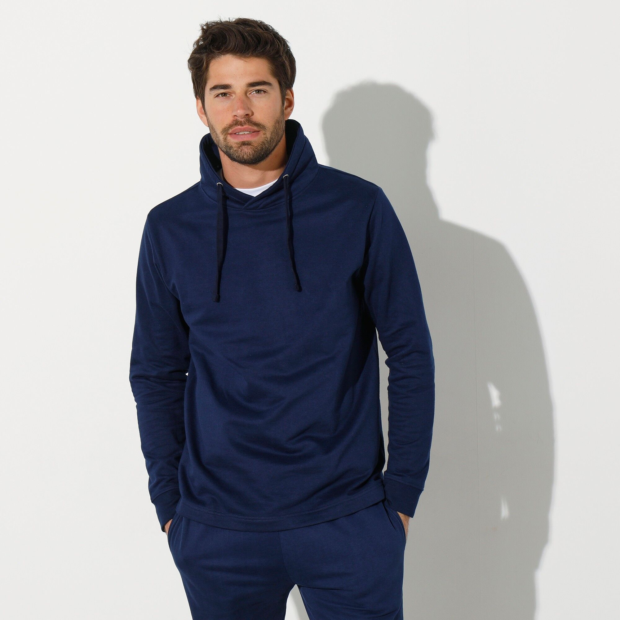 Blancheporte Sweat molleton col montant croisé - BlancheporteIl se porte autant en mode urbain décontracté qu'en version sport confort. Pour sortir des sentiers battus, le sweat en molleton s'offre un col croisé bien montant, qui lui donne un coup de jeune... et réchauffe le cou ! Bien vu les petites fentes à la base, qui ajoutent de l'aisance.5XLBleu