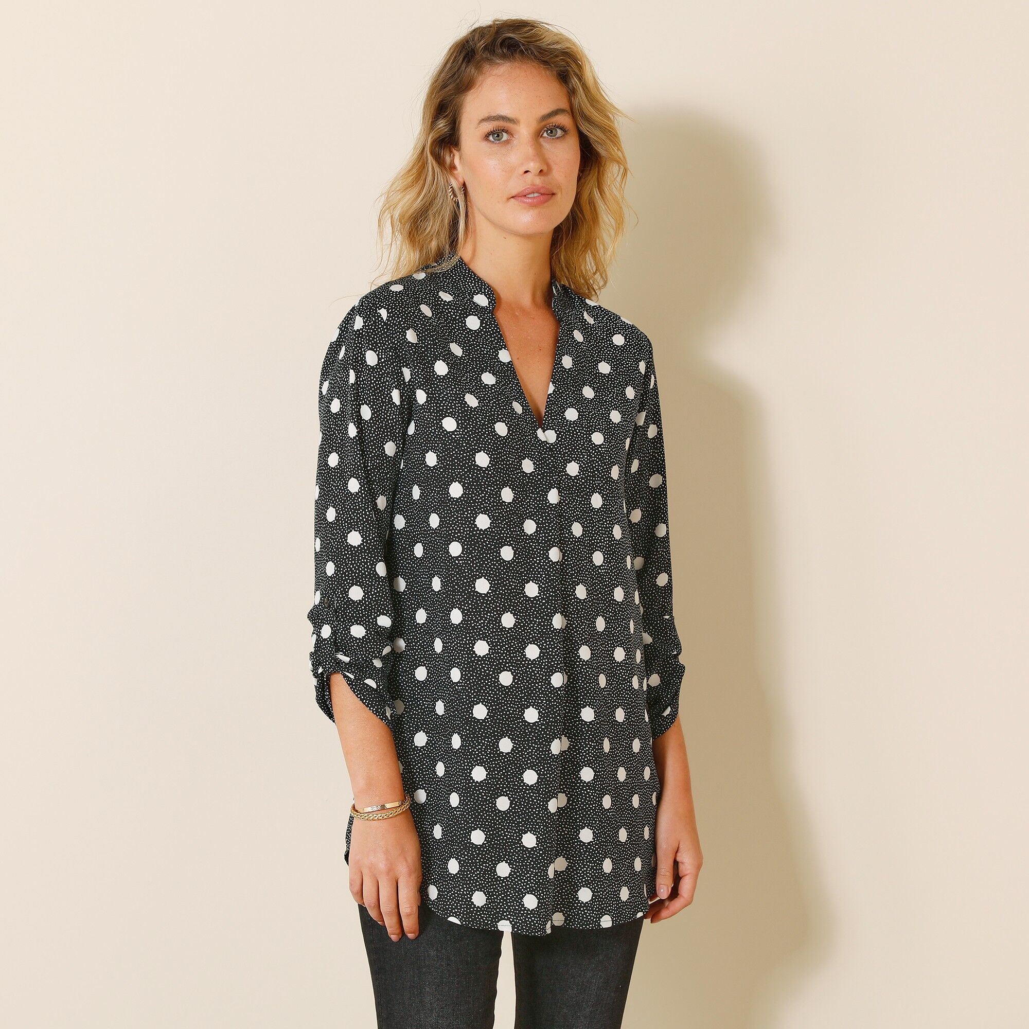 Blouse col tunisien imprimé pois, crêpe - BlancheporteStyle, légèreté et confort. Voici 3 mots parfaits pour décrire cette blouse imprimée qui s'entichera très vite de vos jupes, pantalons, leggings et jeans ! Argument de 