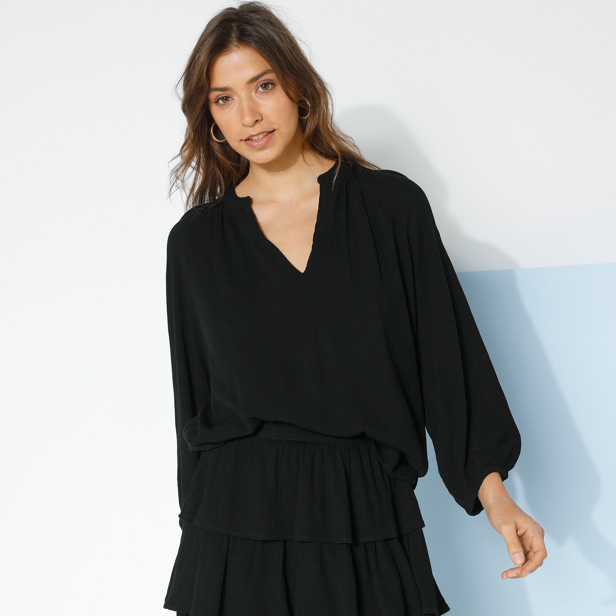 Blouse col tunisien, crépon uni - 38 - Noir - Lora ZelliniFluide et légère, la blouse en crépon fait partie des pièces les plus désirables de la saison. Un rien bohème, joliment séductrice, elle dévoile toute sa féminité avec sa jupe volantée assortie, po