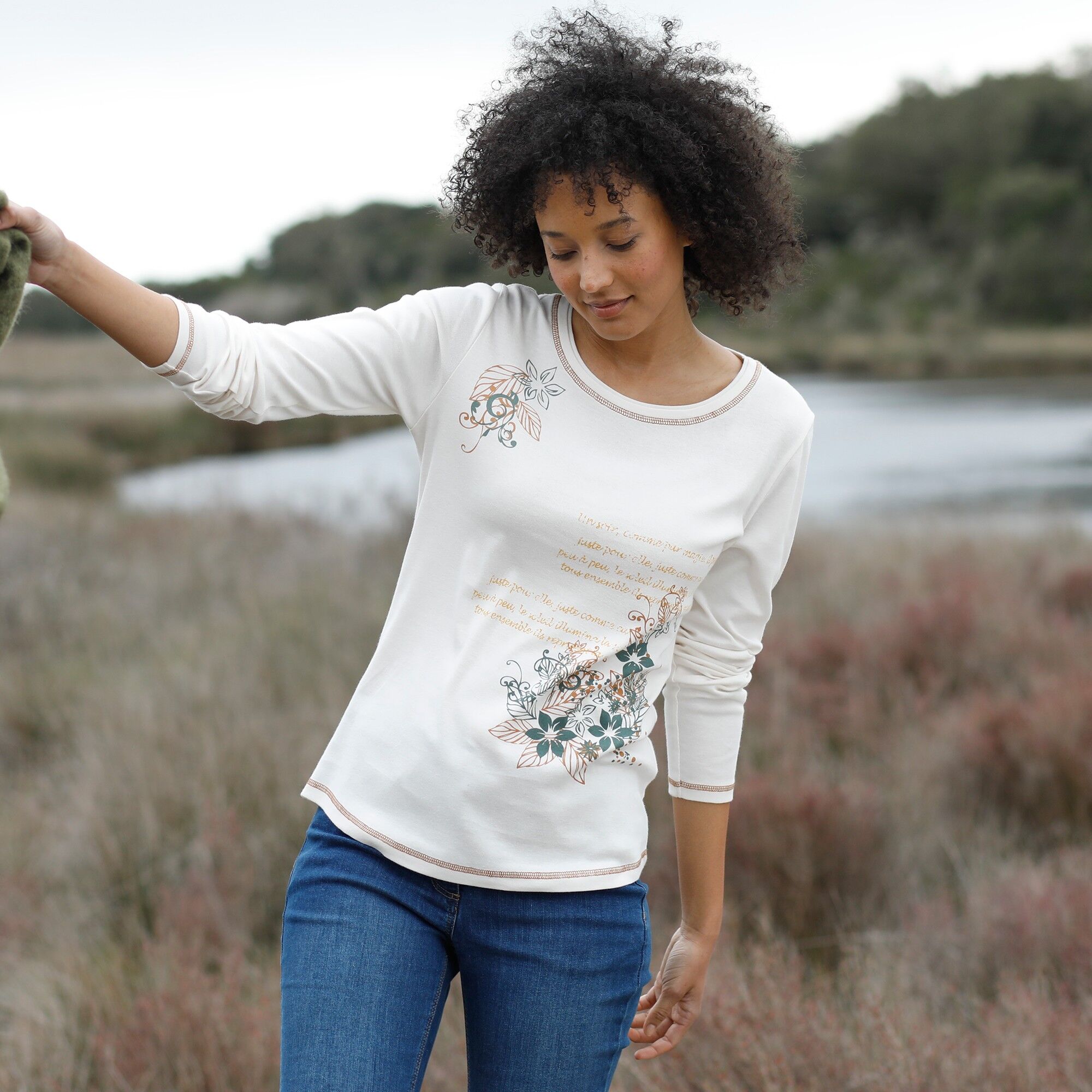 T shirt manches longues imprimé fleuri - BlancheporteOn craque sur ce t-shirt et sa taille cintrée qui sublime notre féminité ! En plus de sa maille d'une douceur infinie, il est rehaussé d'un charmant imprimé... On l'accompagnera d'un jean pour nos virée