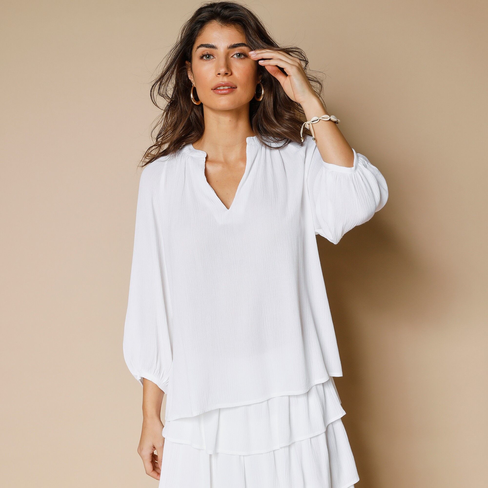 Blouse col tunisien, crépon uni - 40 - Blanc - Lora ZelliniFluide et légère, la blouse en crépon fait partie des pièces les plus désirables de la saison. Un rien bohème, joliment séductrice, elle dévoile toute sa féminité avec sa jupe volantée assortie, p