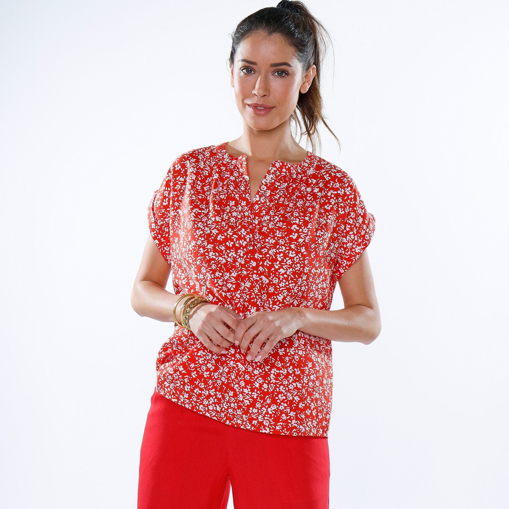 Blouse boutonnée imprimée - BlancheporteSimplicité et légèreté sont les maîtres mots de cette blouse joliment fleurie. Accessoirisée avec des boucles d'oreilles et une jupe pour un look élégant, ou avec notre pantalon large coordonné pour un bel effet com