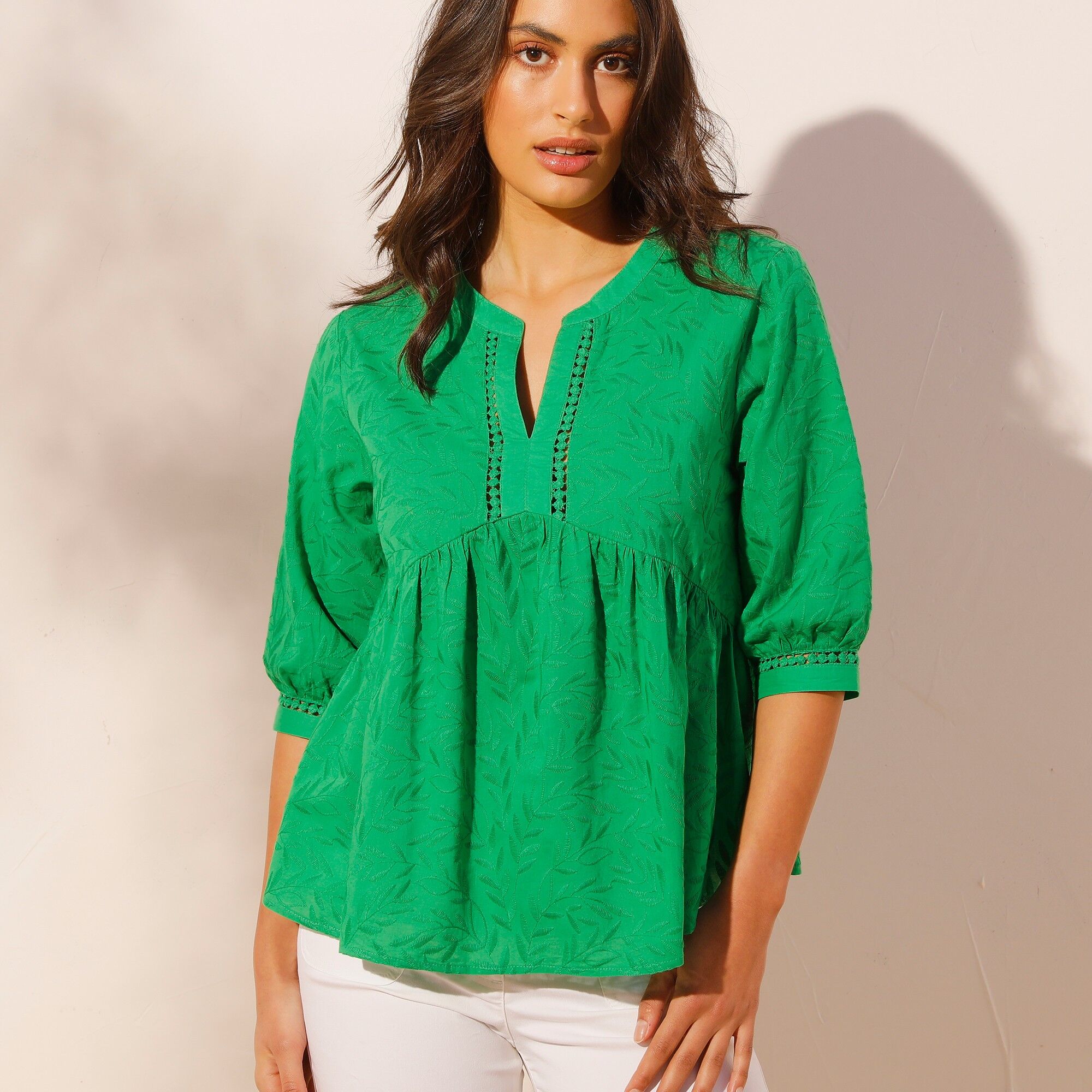 Blouse brodée manches 3/4 - 44 - Vert - Coeur Au SudTout miser sur la séduction de délicates broderies et un coton authentique pour créer une blouse féminine & sensuelle ! On aime aussi ses manches blousantes et sa belle longueur pour encore plus de charm