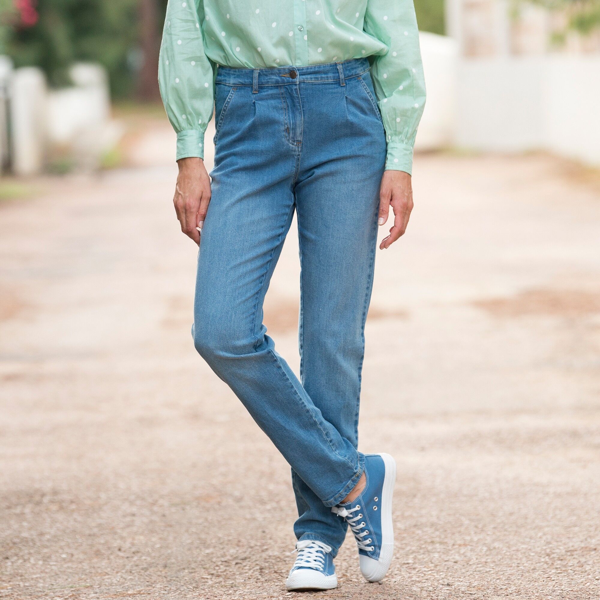 Jean chino stretch - BlancheporteAdepte du cool chic, ce jean devrait vous plaire... Avec sa coupe chino intemporelle et son denim stretch, ce jean saura mettre en valeur vos petits hauts de saison pour vos virées shopping et week-ends comme au quotidien 