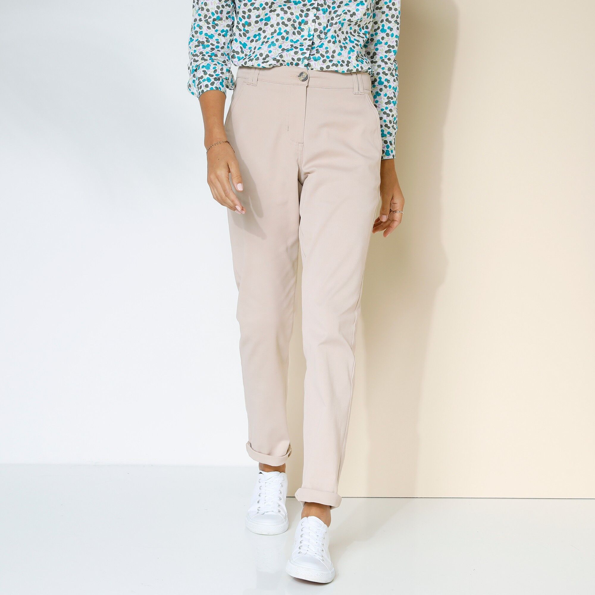 Pantalon chino stretch - BlancheporteTrès tendance, la coupe chino s'impose sur ce pantalon. À la fois chic et décontracté, il peut se porter roulotté ou non selon vos envies. Nu-pieds, tennis, sandales,... il aura votre dressing chaussures à ses pieds !4