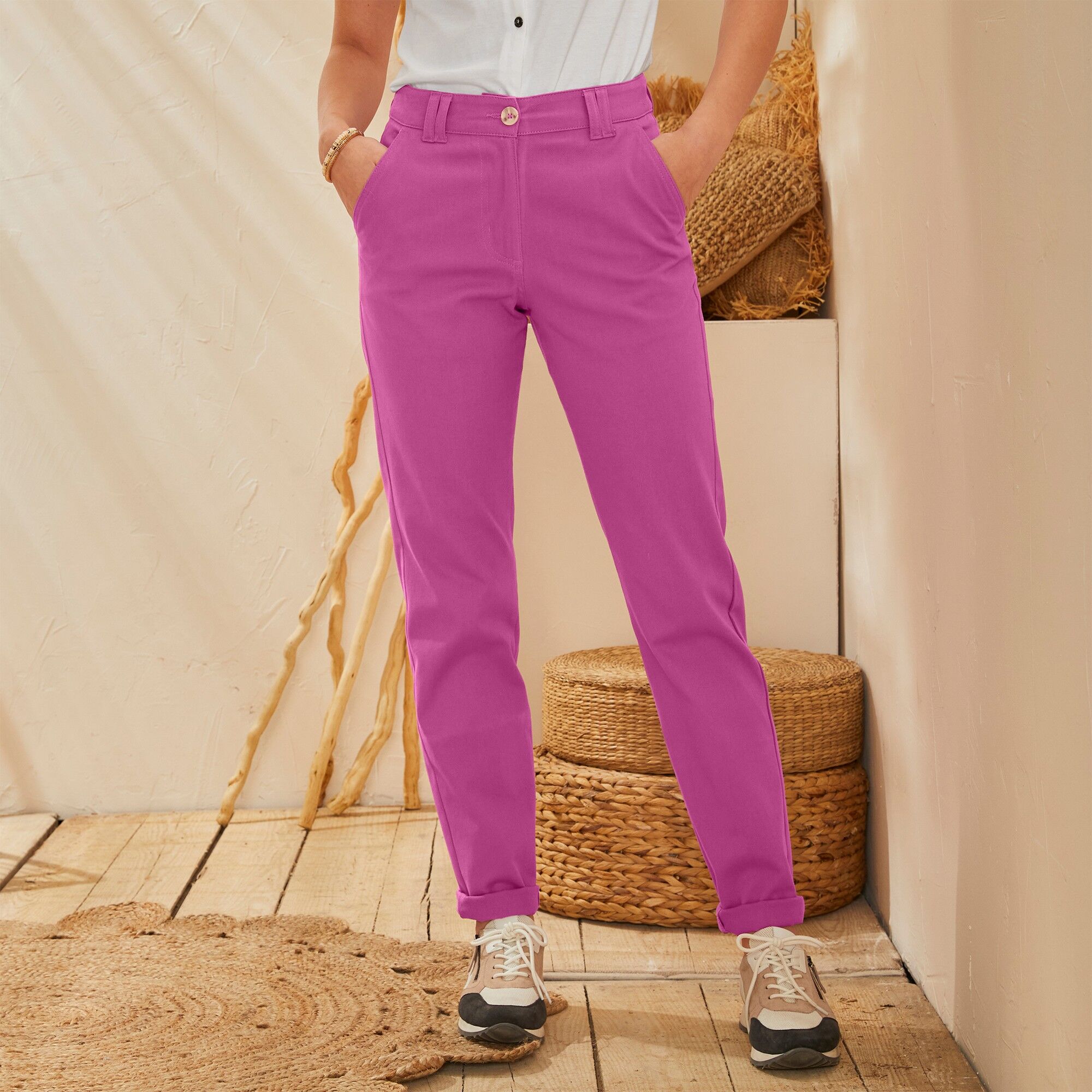 Pantalon chino stretch - BlancheporteTrès tendance, la coupe chino s'impose sur ce pantalon. À la fois chic et décontracté, il peut se porter roulotté ou non selon vos envies. Nu-pieds, tennis, sandales,... il aura votre dressing chaussures à ses pieds !5