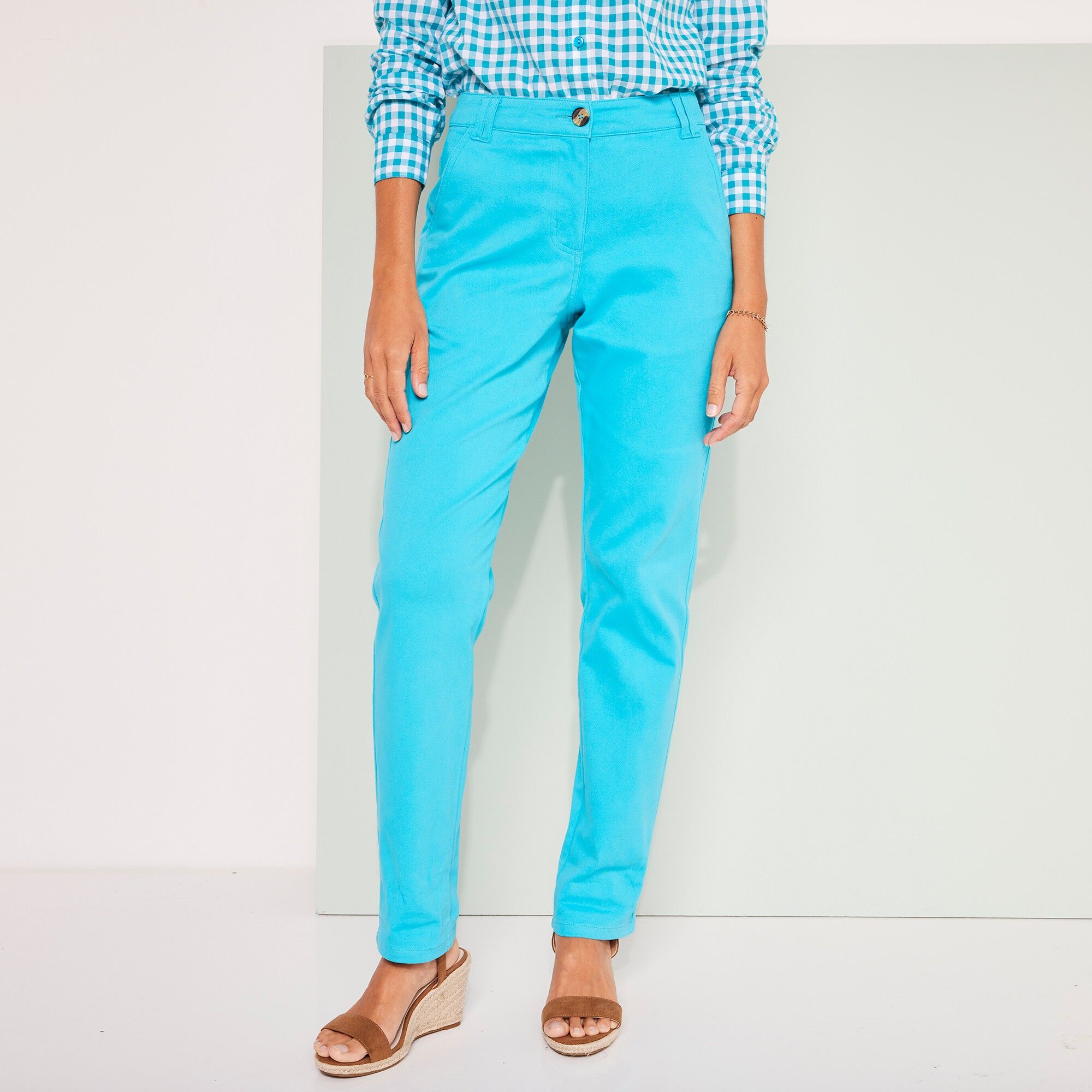 Pantalon chino stretch - BlancheporteTrès tendance, la coupe chino s'impose sur ce pantalon. À la fois chic et décontracté, il peut se porter roulotté ou non selon vos envies. Nu-pieds, tennis, sandales,... il aura votre dressing chaussures à ses pieds !3