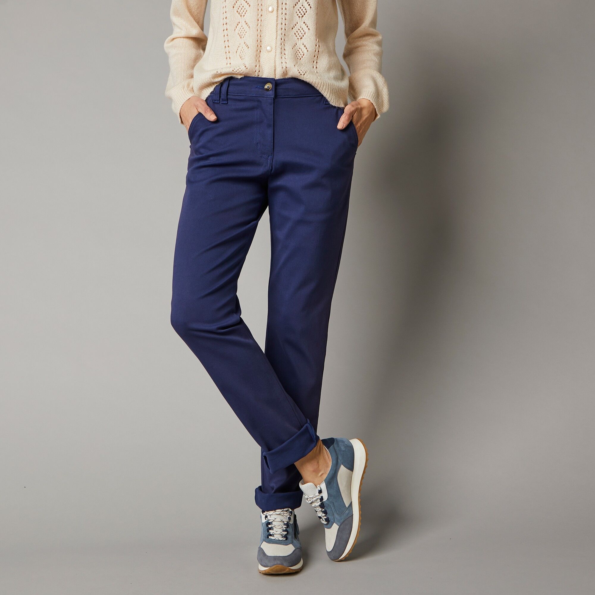 Pantalon chino stretch - BlancheporteTrès tendance, la coupe chino s'impose sur ce pantalon. À la fois chic et décontracté, il peut se porter roulotté ou non selon vos envies. Nu-pieds, tennis, sandales,... il aura votre dressing chaussures à ses pieds !3