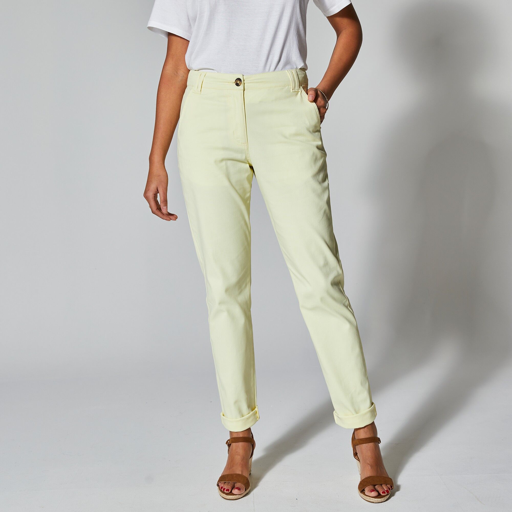 Pantalon chino stretch - BlancheporteTrès tendance, la coupe chino s'impose sur ce pantalon. À la fois chic et décontracté, il peut se porter roulotté ou non selon vos envies. Nu-pieds, tennis, sandales,... il aura votre dressing chaussures à ses pieds !3