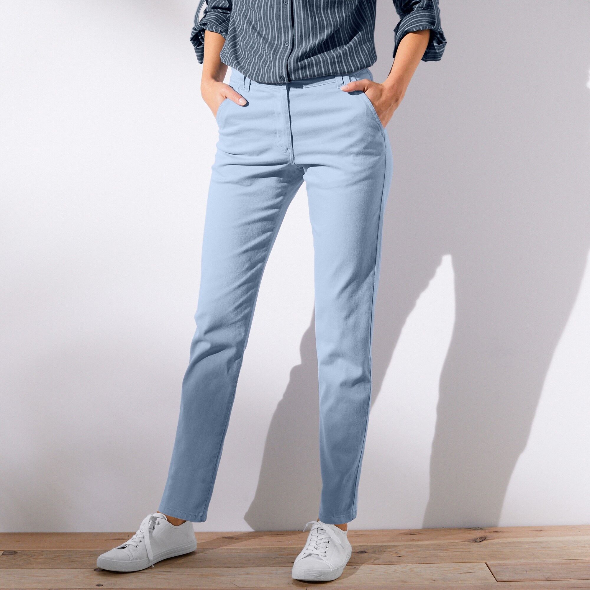 Pantalon chino stretch - BlancheporteTrès tendance, la coupe chino s'impose sur ce pantalon. À la fois chic et décontracté, il peut se porter roulotté ou non selon vos envies. Nu-pieds, tennis, sandales,... il aura votre dressing chaussures à ses pieds !3