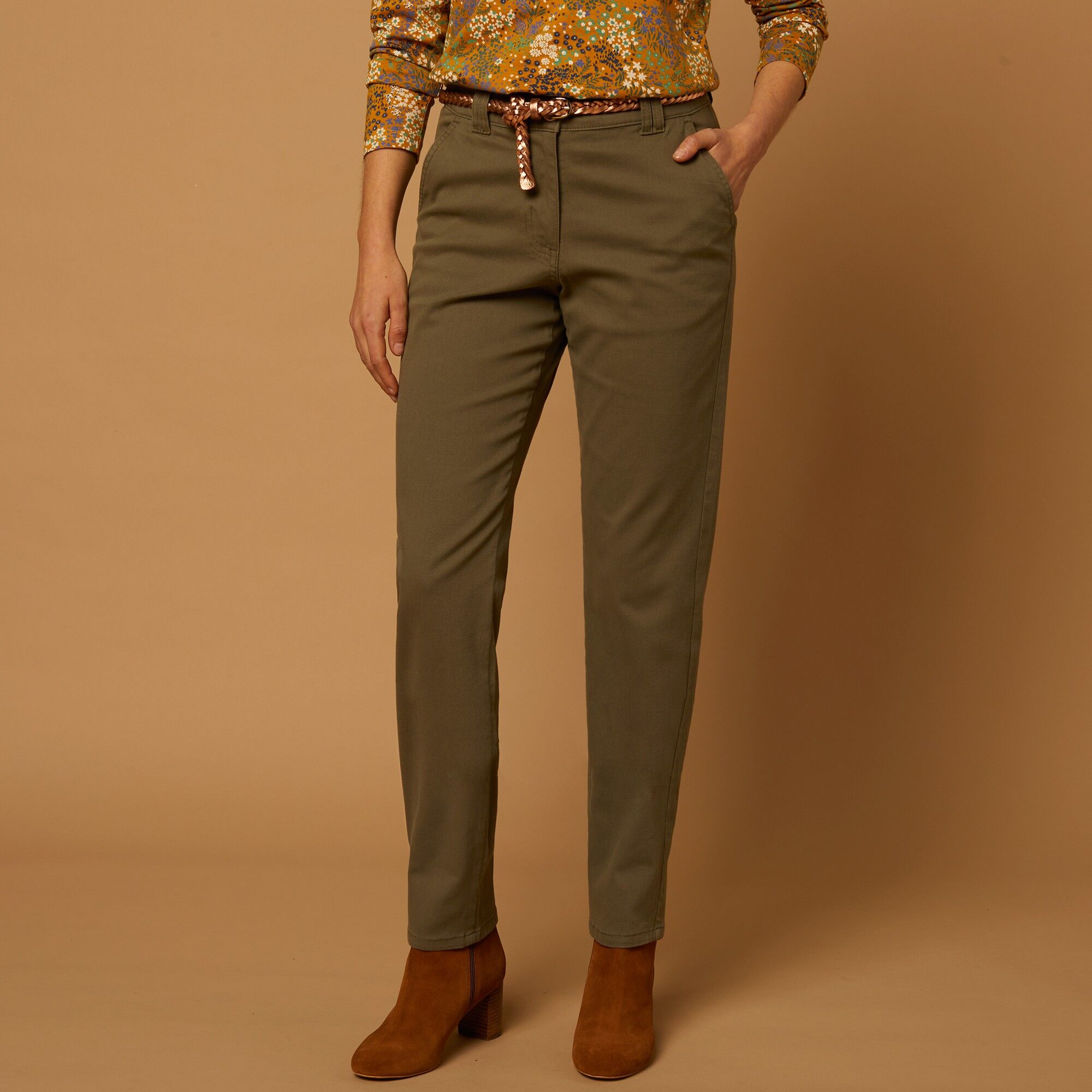 Pantalon chino stretch - BlancheporteTrès tendance, la coupe chino s'impose sur ce pantalon. À la fois chic et décontracté, il peut se porter roulotté ou non selon vos envies. Nu-pieds, tennis, sandales,... il aura votre dressing chaussures à ses pieds !4