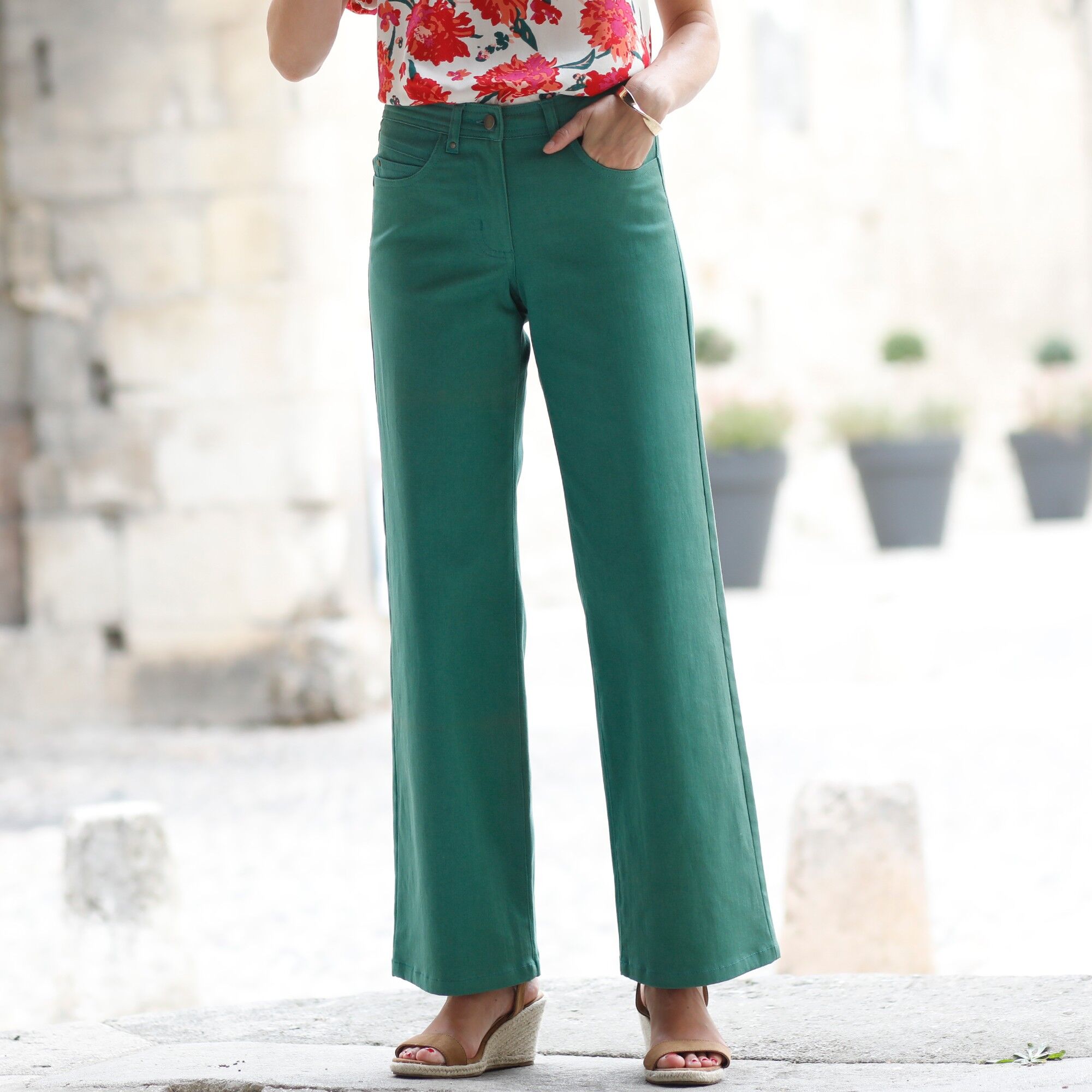 Blancheporte Pantalon couleur coupe large 5 poches - BlancheporteAffirmez votre penchant pour la couleur avec ce pantalon large qui donnera du peps à votre silhouette autant qu'à votre état d'esprit ! Porté avec un haut assorti et des sandales à talon, il fera fureur en ville. Et comme un bonheur n'arrive jamais seul, nous l'avons aussi conçu en noir pour une élégance de tous les instants.38Vert