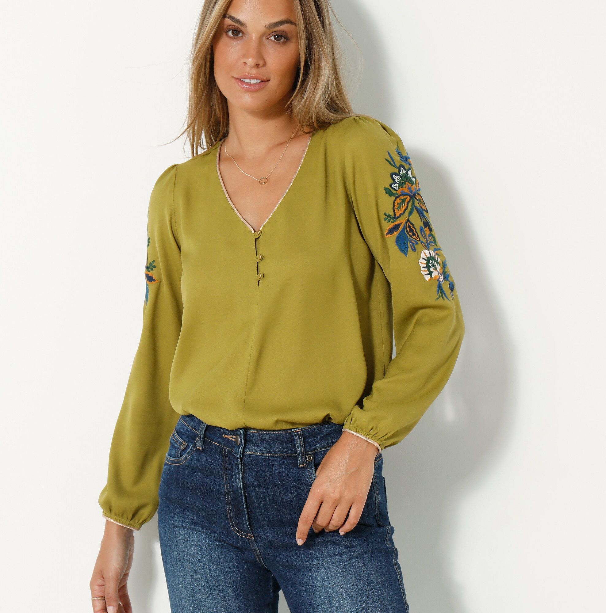 Blancheporte Blouse évasée détails dorés - manches brodées - BlancheporteQuand de belles broderies fleurissent sur les blouses de saison, on ne peut que craquer. Une bonne raison pour adopter ce modèle travaillé dans un crêpe fluide et animé de détails dorés ! En pantalon, jean ou même en jupe, elle attirera tous les regards sur elle.50Vert