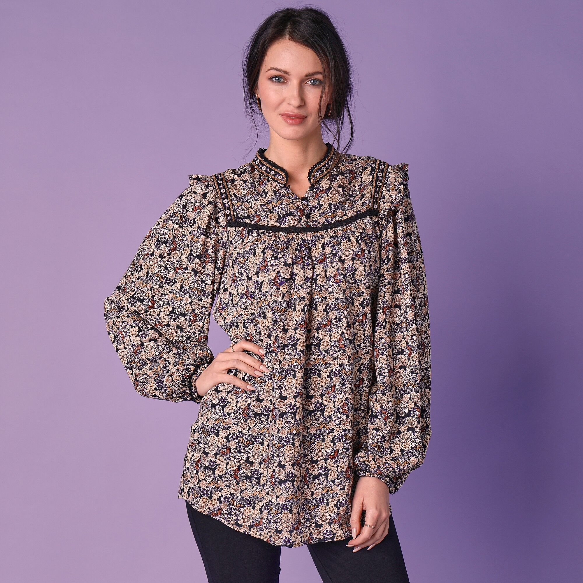 Lora Zellini Blouse col officier imprimée, galons brodés - 46 - Noir - Lora ZelliniCette blouse sera à coup sur votre alliée mode. Son col ouvert sur un V séduisant et sa fluidité soulignée de ses détails brodés ne peuvent que vous faire craquer ! A porter sur une jolie jupe ou le jean fétiche de vos courbes ! 46Noir