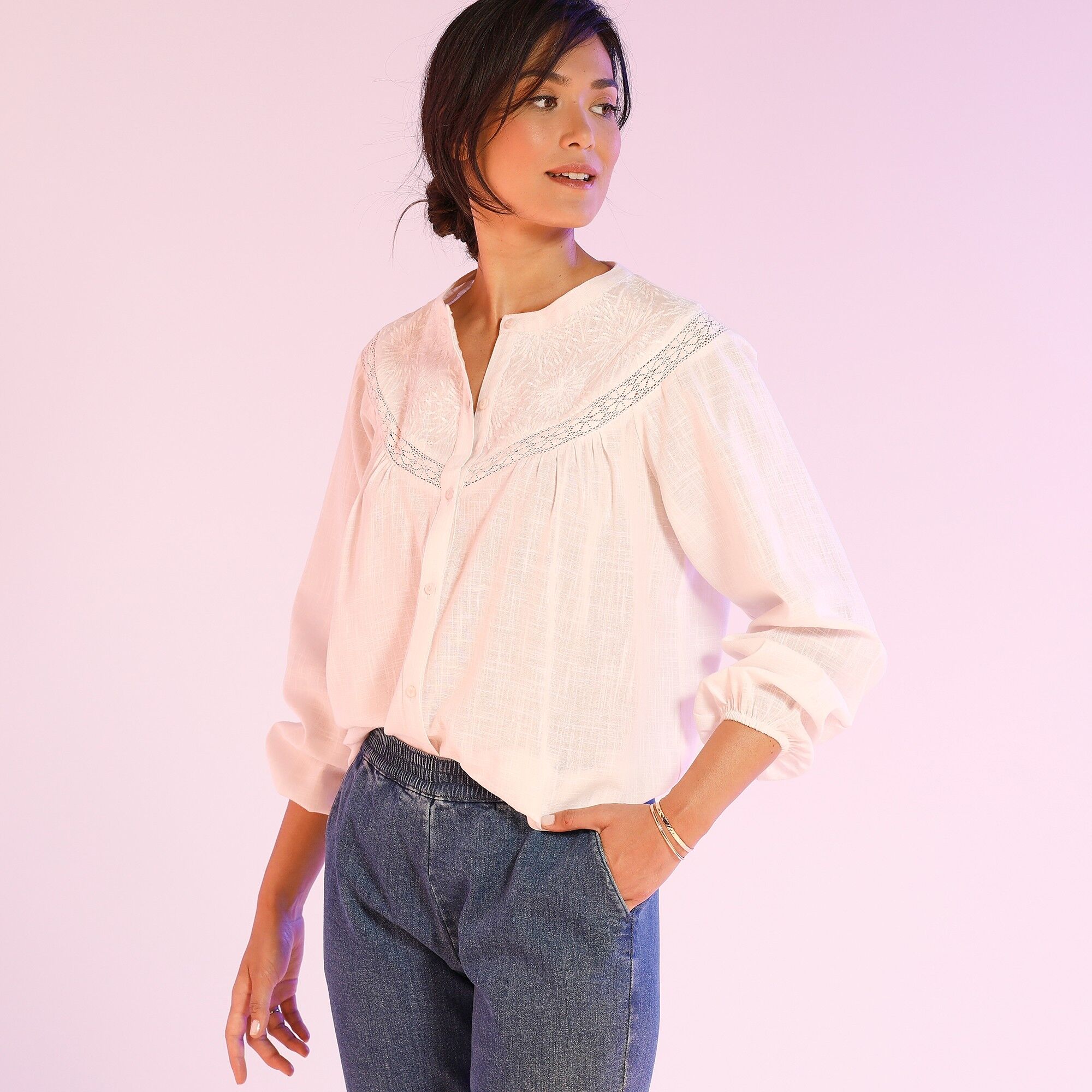 Blancheporte Chemisier boutonné voile de coton, broderies et macramé - BlancheporteCette saison l’indispensable chemisier romantique se teinte d’un esprit bohème qu’on adore ! Tout en légèreté et subtilement transparente, cette blouse se pare d’un superbe jeu de broderies extrêmement féminin et de décline dans un coloris nude follement tendance... Simplement irrésistible !50Écru