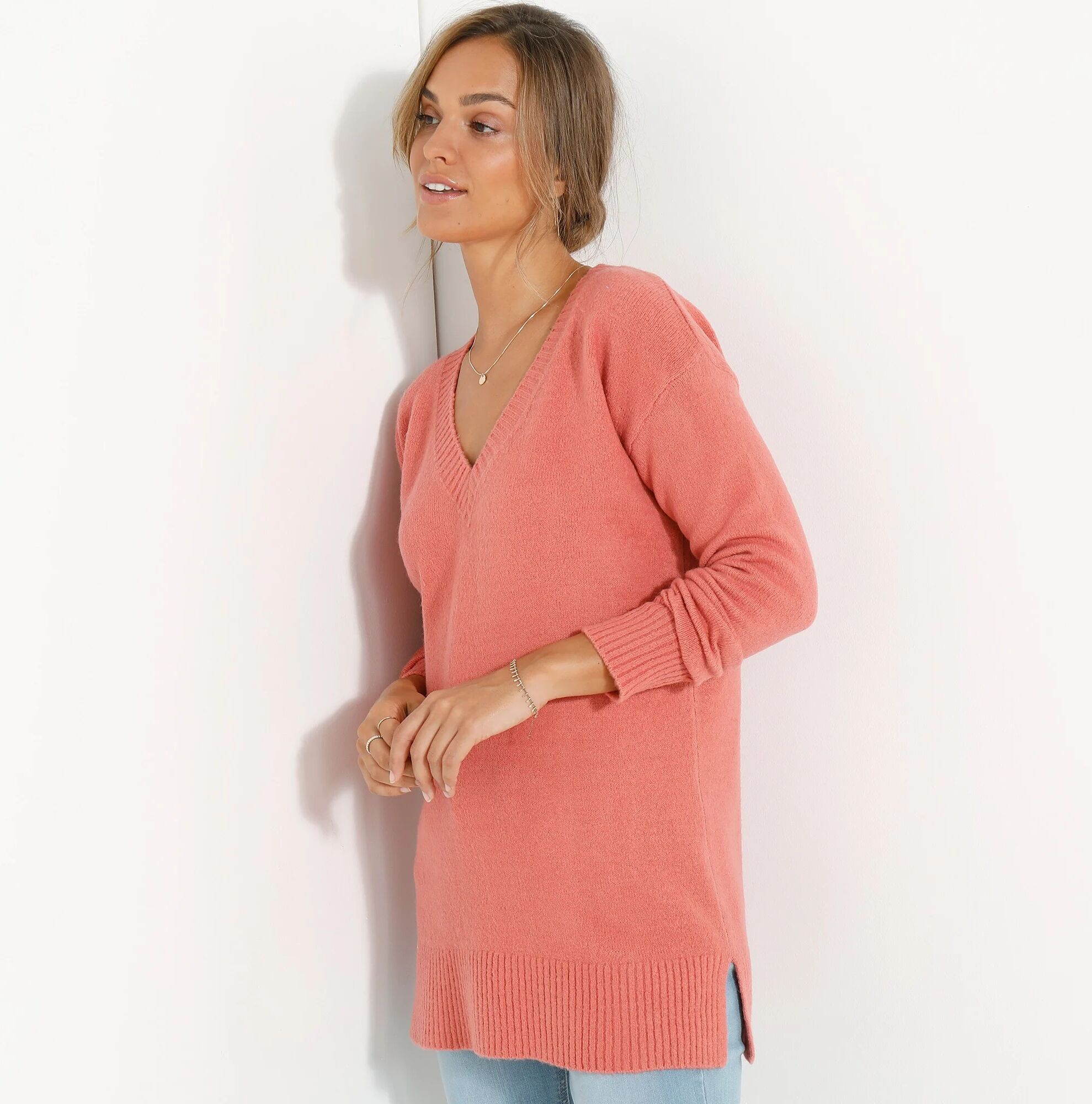 Blancheporte Pull tunique col V - BlancheporteOn vous prévient : goûtez à la maille moelleuse de ce pull et vous ne voudrez plus le quitter ! D'une belle longueur, il offre un écrin de douceur à votre féminité et de l'aisance grâce à ses fentes côtés. Associez-le à un top inspiration lingerie pour un layering(1) réussi.50Rose