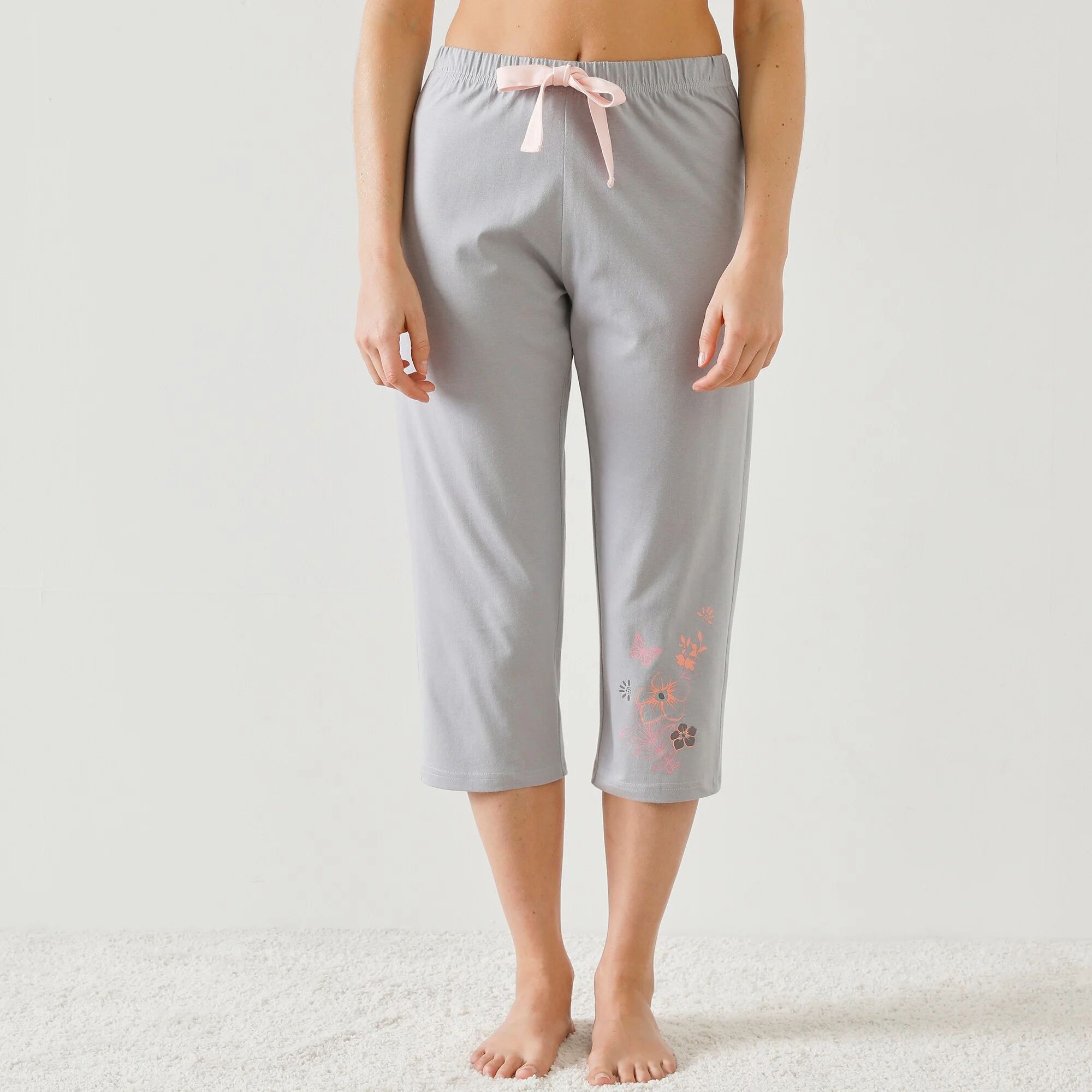 Pantacourt imprimé bucolique placé - coton jersey - BlancheporteTout en délicatesse avec sa petite touche de fleurs et son envolée de papillons en bas de jambe... Ce pantacourt en pur jersey de coton vous comblera de confort et de féminité pour la nuit !3