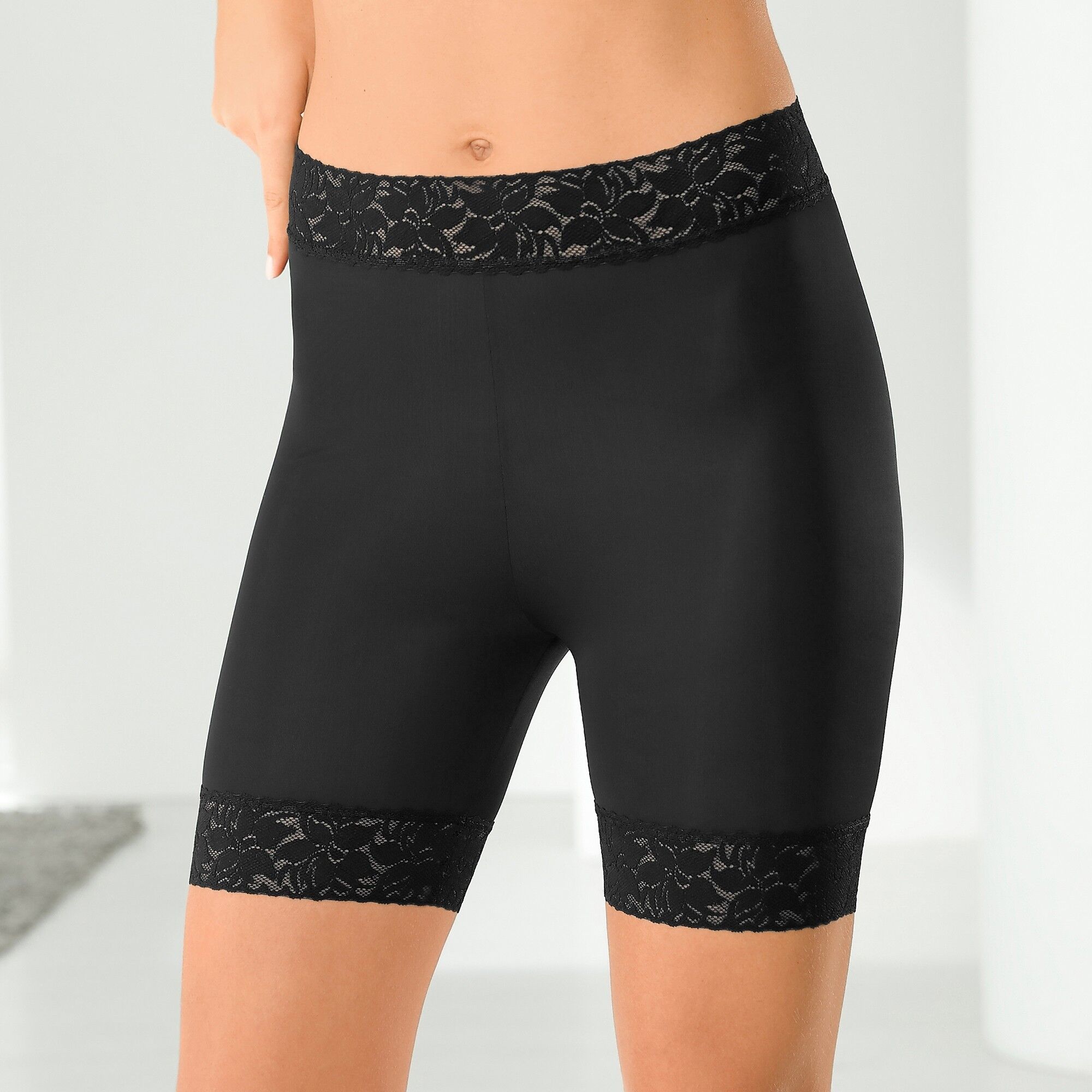 Culotte panty dentelle - lissant - BlancheporteAvec son effet lissant très confortable et sa belle dentelle féminine à la taille et aux cuisses, ce panty sera vite indispensable dans notre dressing ! On peut ainsi dire bye bye aux marques de culottes sous