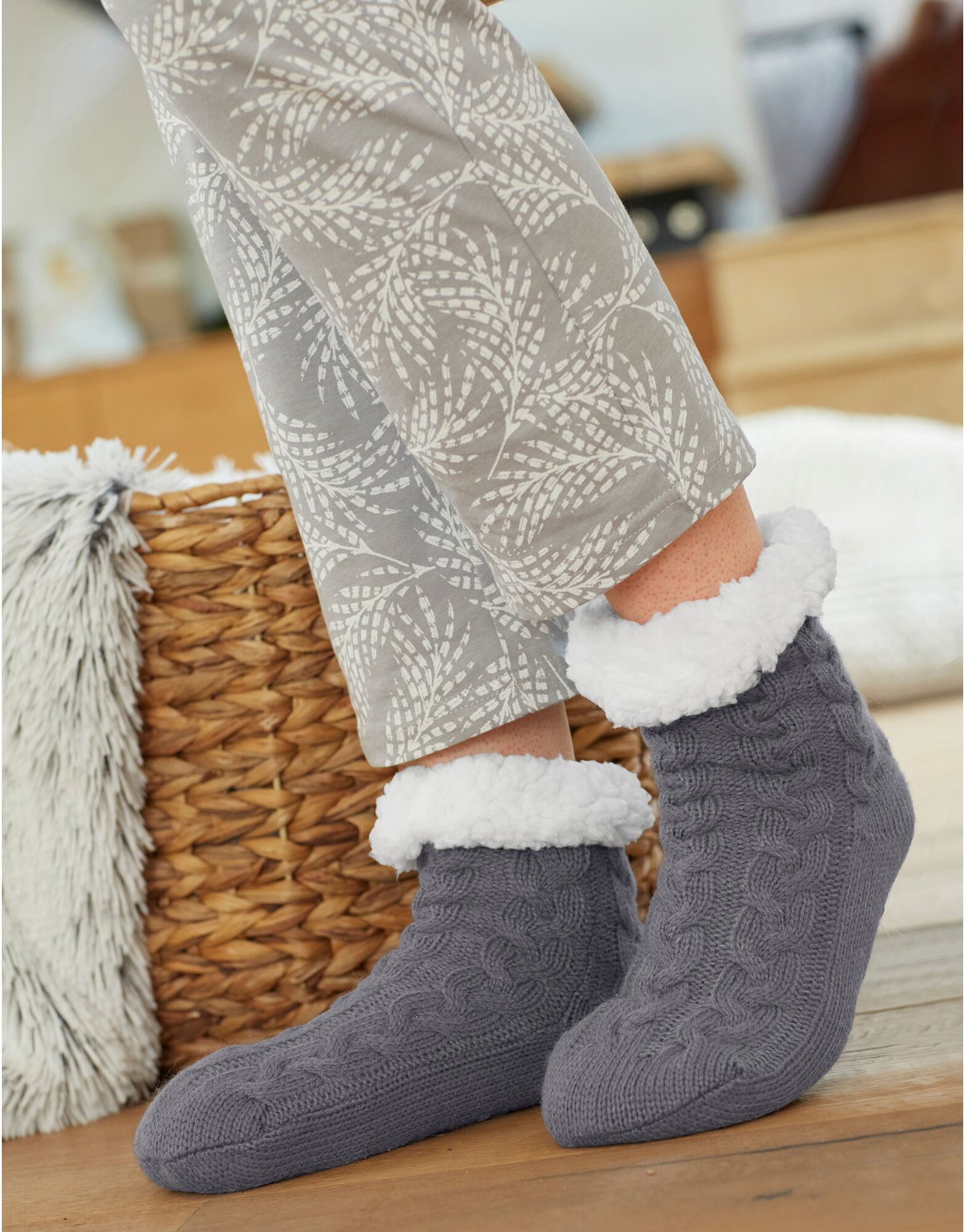 Chaussons-chaussettes torsadés antidérapants - BlancheporteLes petits picots antidérapants dessous sont pensés pour le bien-être et la sécurité. Le dessus en tricot torsadé et l'intérieur fourré offrent le réconfort et le style... Objectif chaleur avec ce