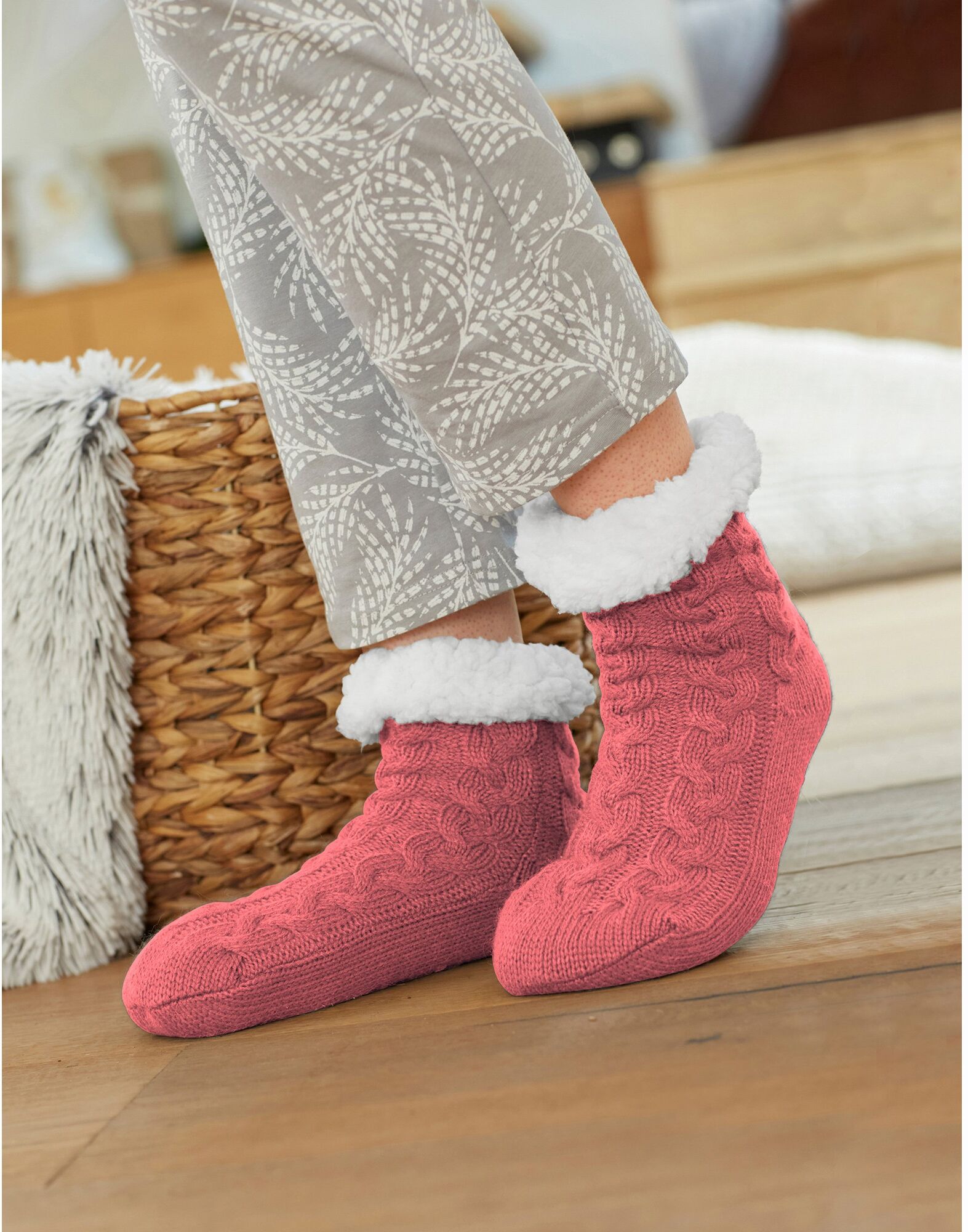 Chaussons-chaussettes torsadés antidérapants - BlancheporteLes petits picots antidérapants dessous sont pensés pour le bien-être et la sécurité. Le dessus en tricot torsadé et l'intérieur fourré offrent le réconfort et le style... Objectif chaleur avec ce