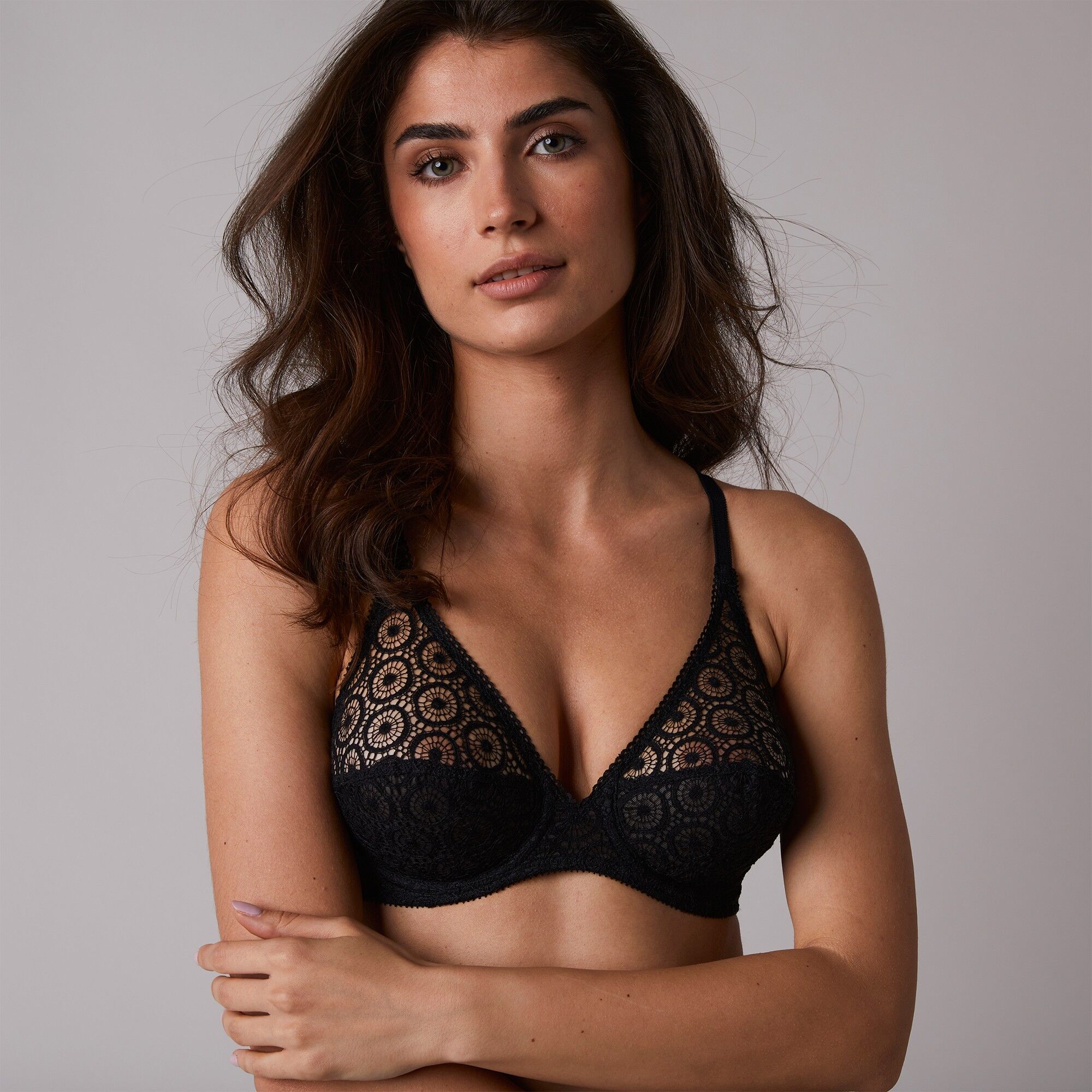 Soutien-gorge Fête - avec armatures - 105D - Noir - ChantelleTout le raffinement de la dentelle de Calais® dans cet élégant soutien-gorge à armatures de la ligne Fête de Chantelle® au confort parfait. Sa forme couvrante, offre un excellent maintien grâce 