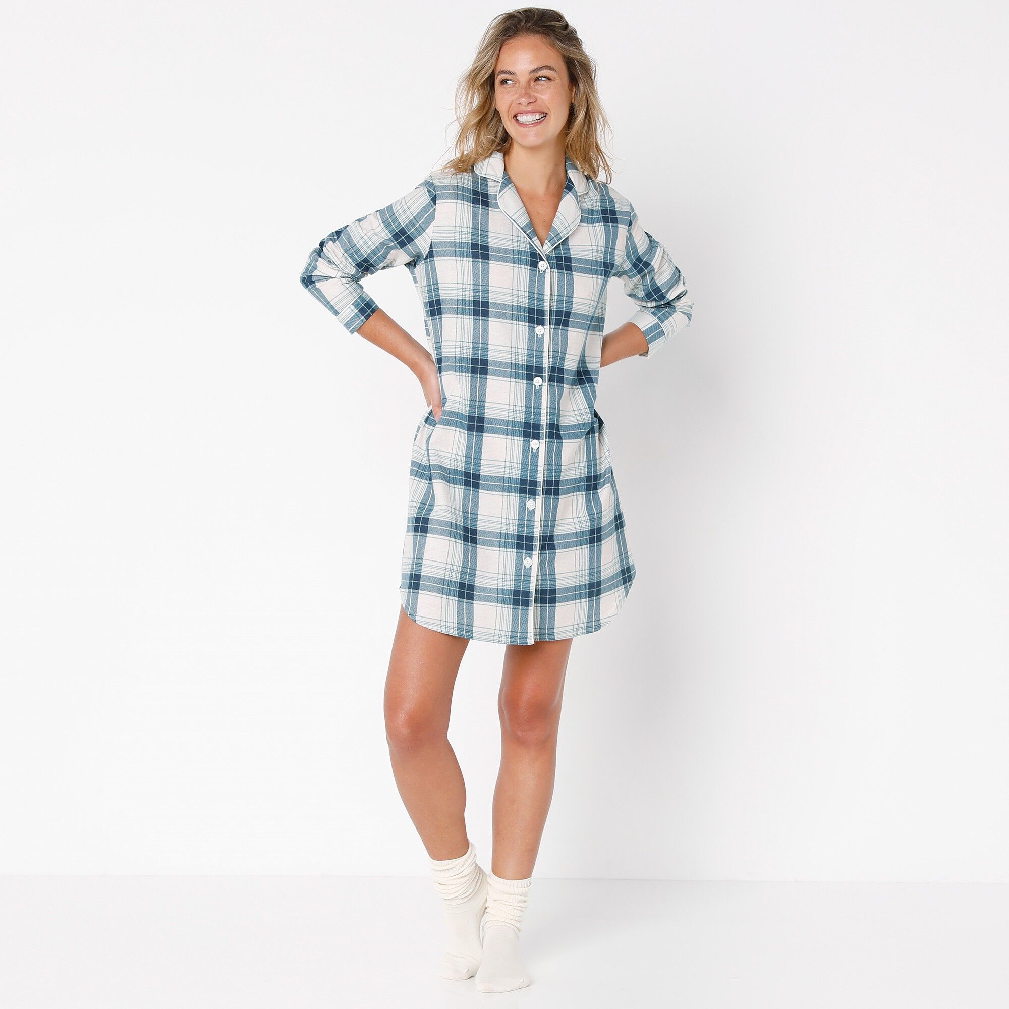 Chemise de nuit en pilou forme liquette imprimé carreaux - BlancheporteUn imprimé maxi carreaux beaucoup trop canon pour cette chemise de nuit en pilou. Boutonnée et agrémentée d'un col tailleur, elle mise sur le confort et l'élégance pour vous offrir de 