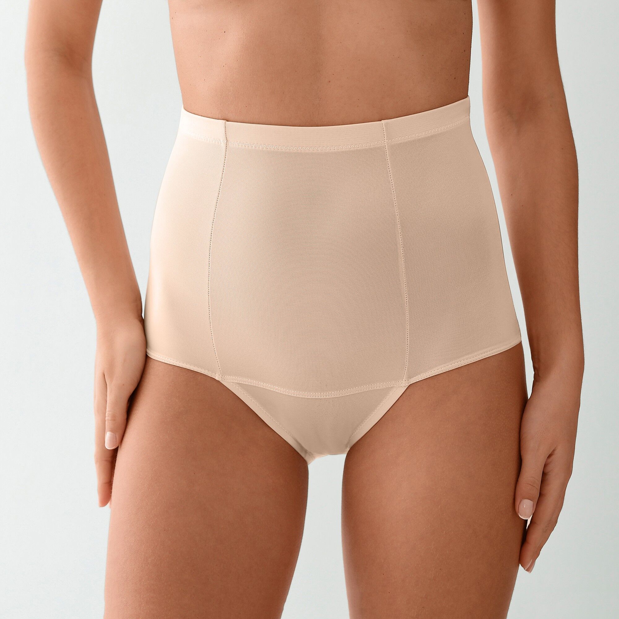 Gaine culotte serre-taille - maintien intense - BlancheporteDiscrète sous les vêtements, cette gaine culotte affine la taille et vous fait le ventre plat !42/44Beige